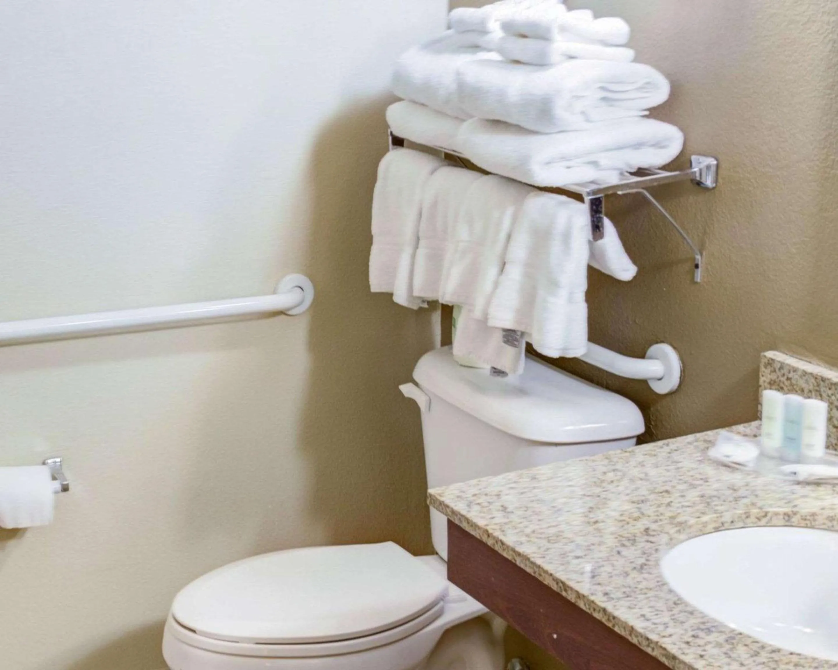 Bedroom in Comfort Suites Omaha Northwest