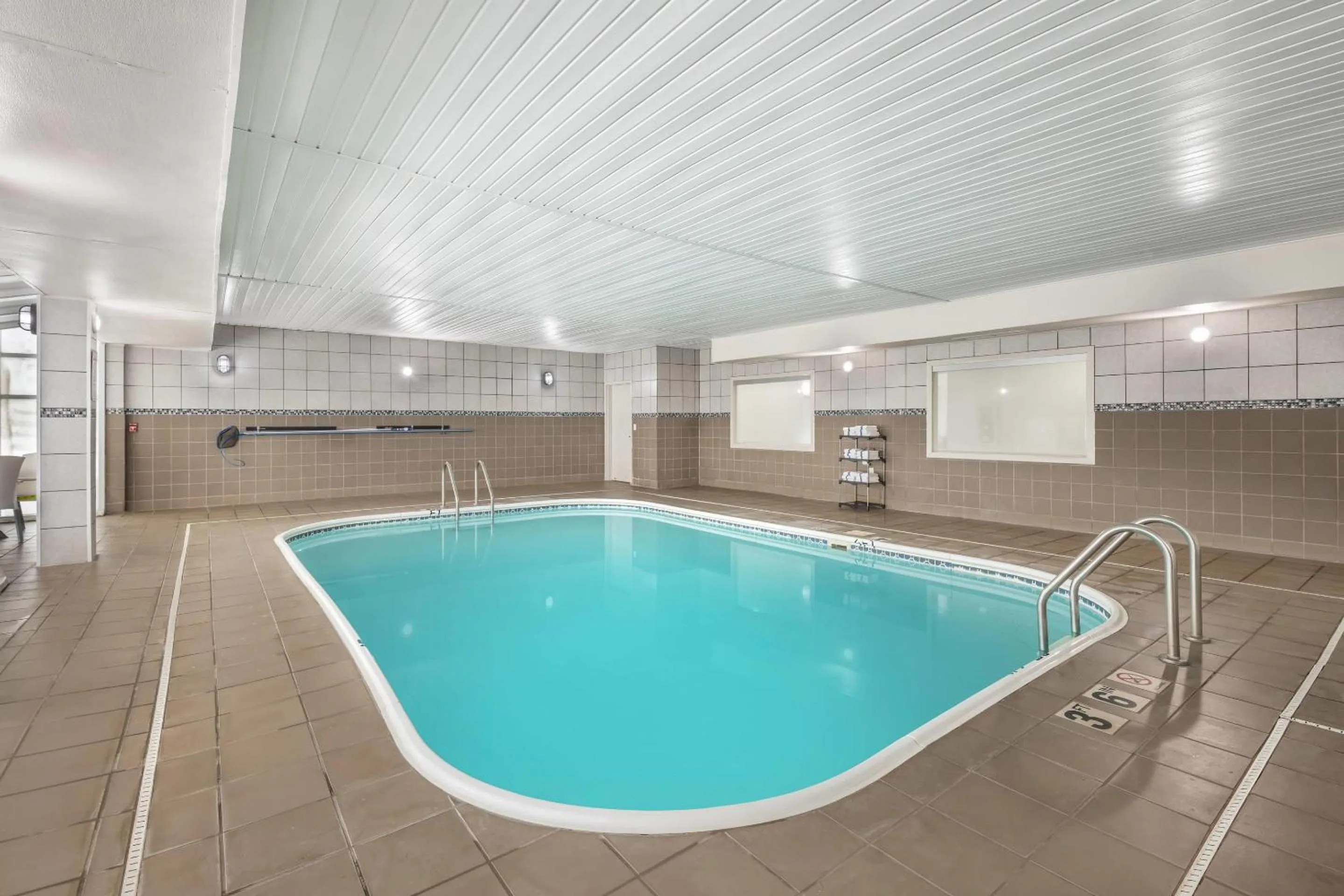 Swimming pool in Comfort Suites Omaha Northwest