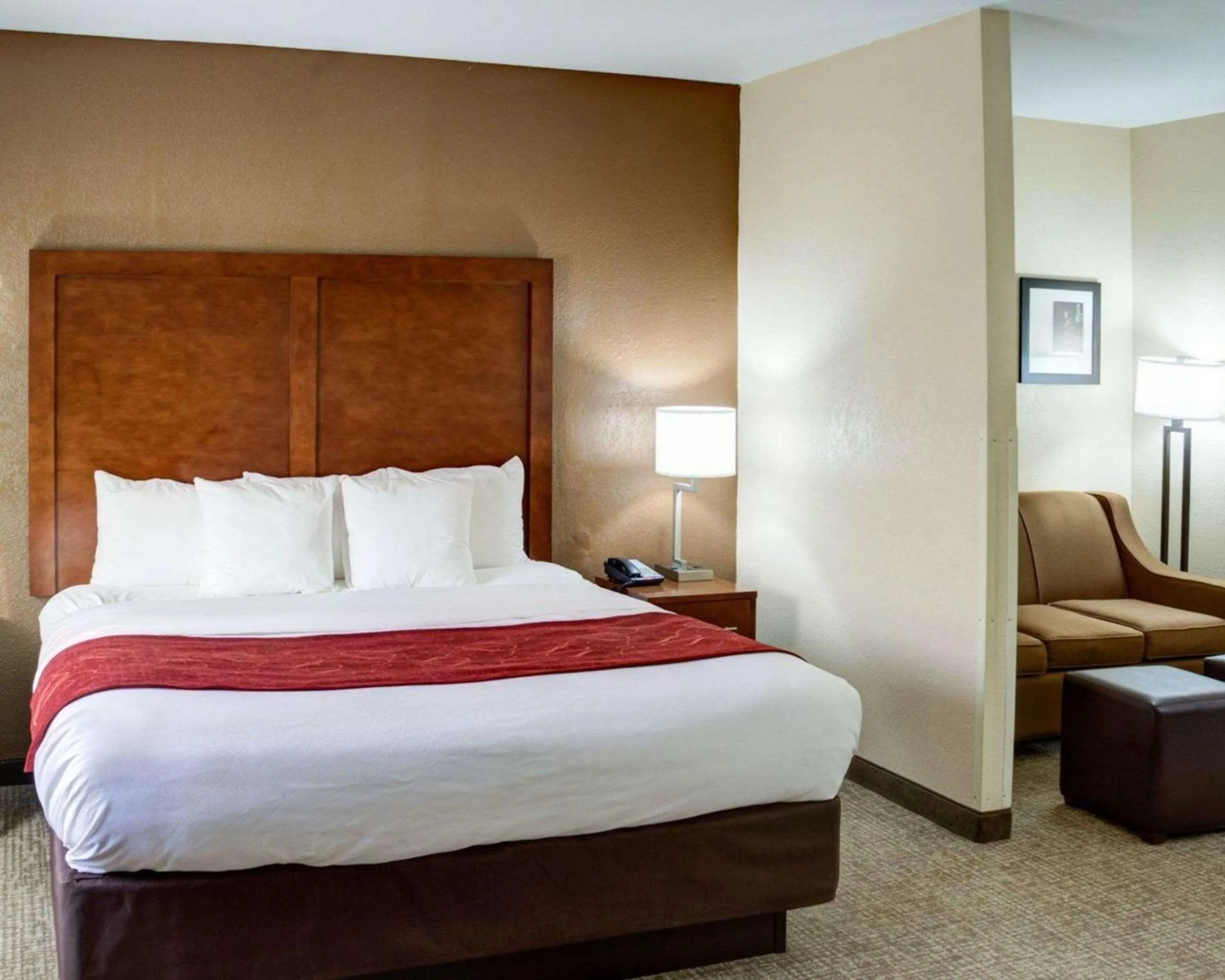 Bedroom, Bed in Comfort Suites Omaha Northwest