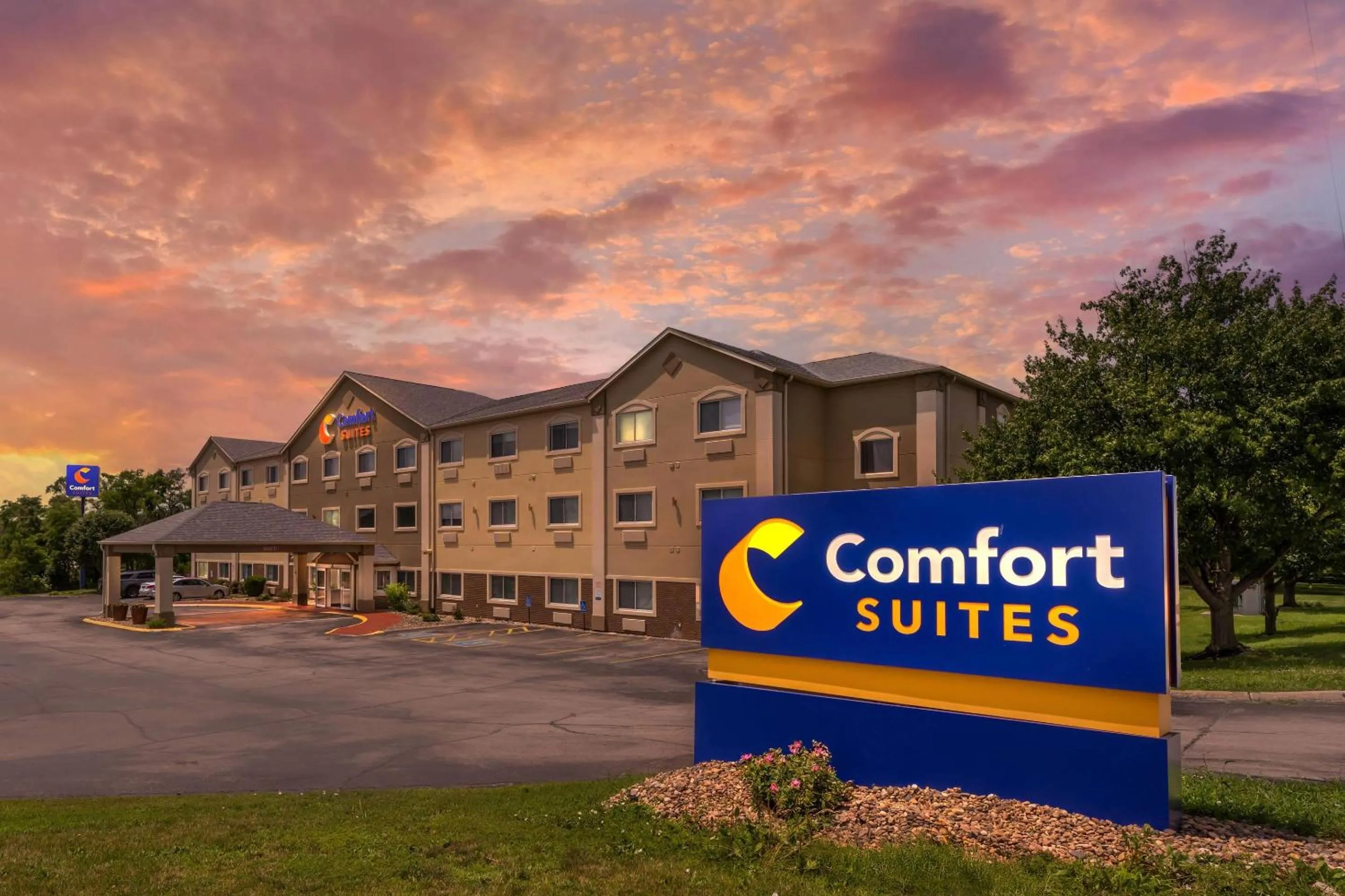 Property building in Comfort Suites Omaha Northwest