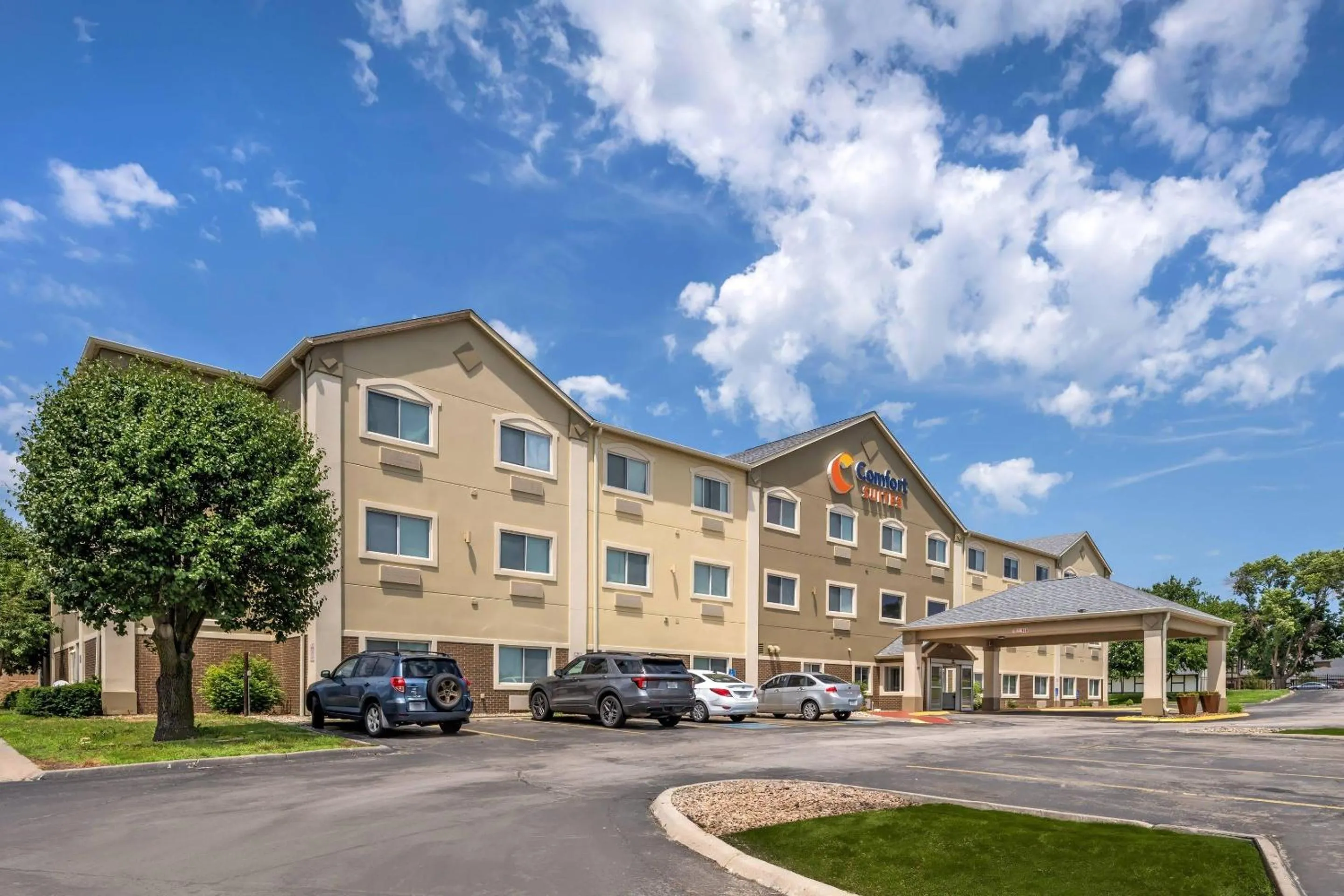 Property building in Comfort Suites Omaha Northwest