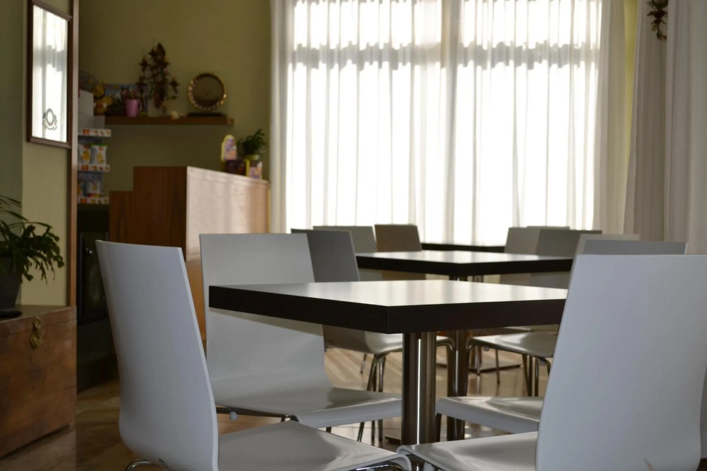 Restaurant/places to eat in Villa Orchidea