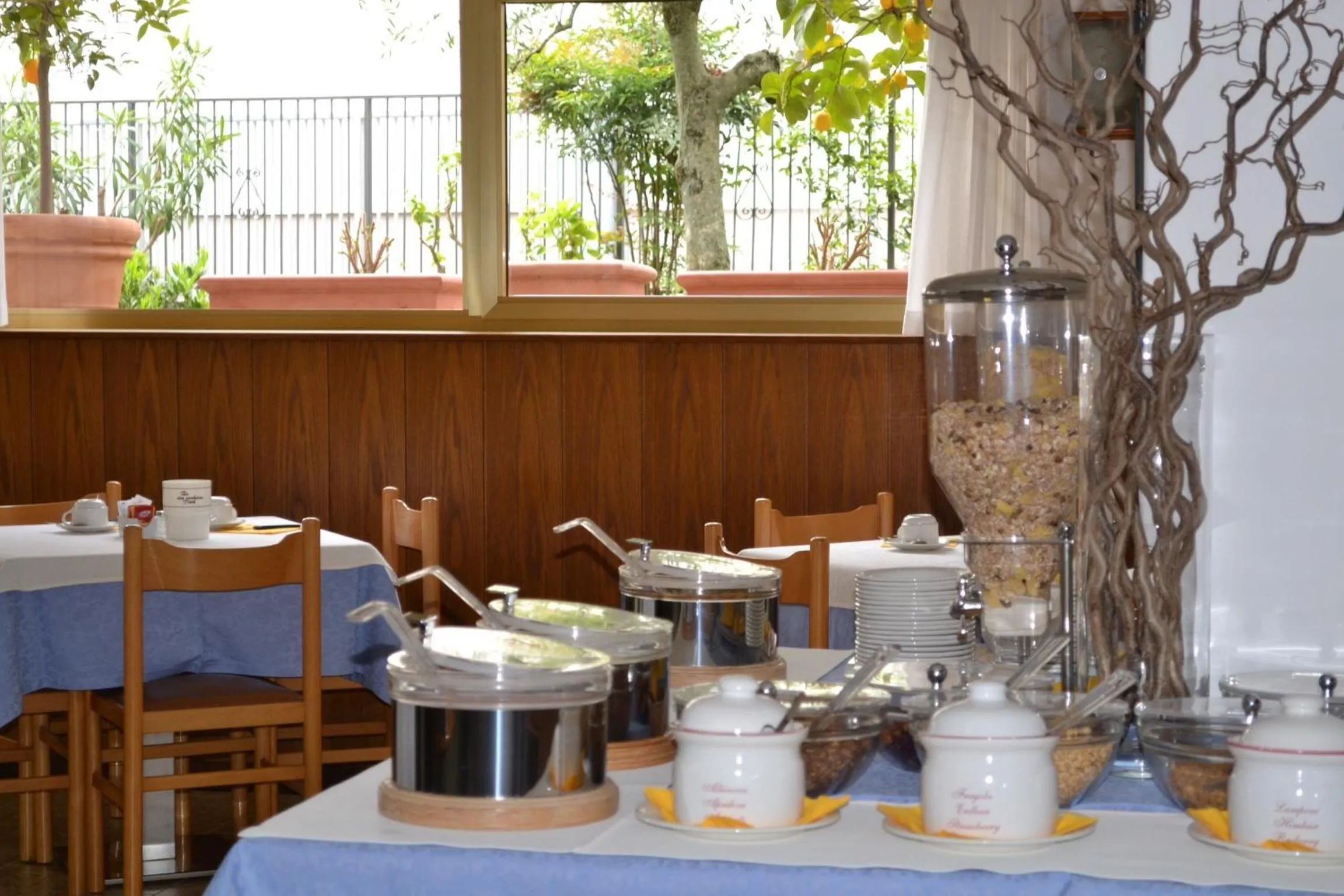 Restaurant/places to eat in Villa Orchidea