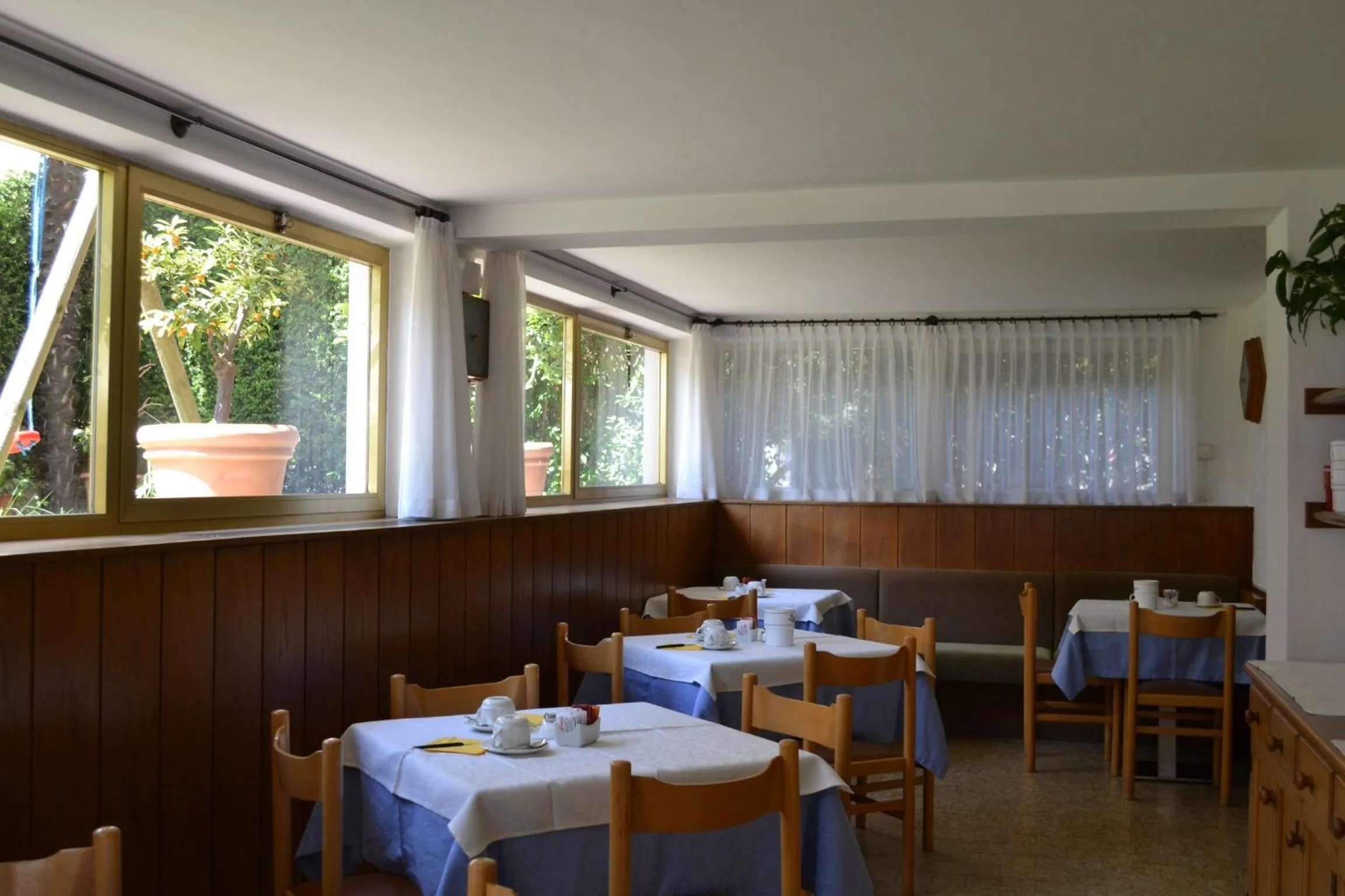 Restaurant/places to eat in Villa Orchidea