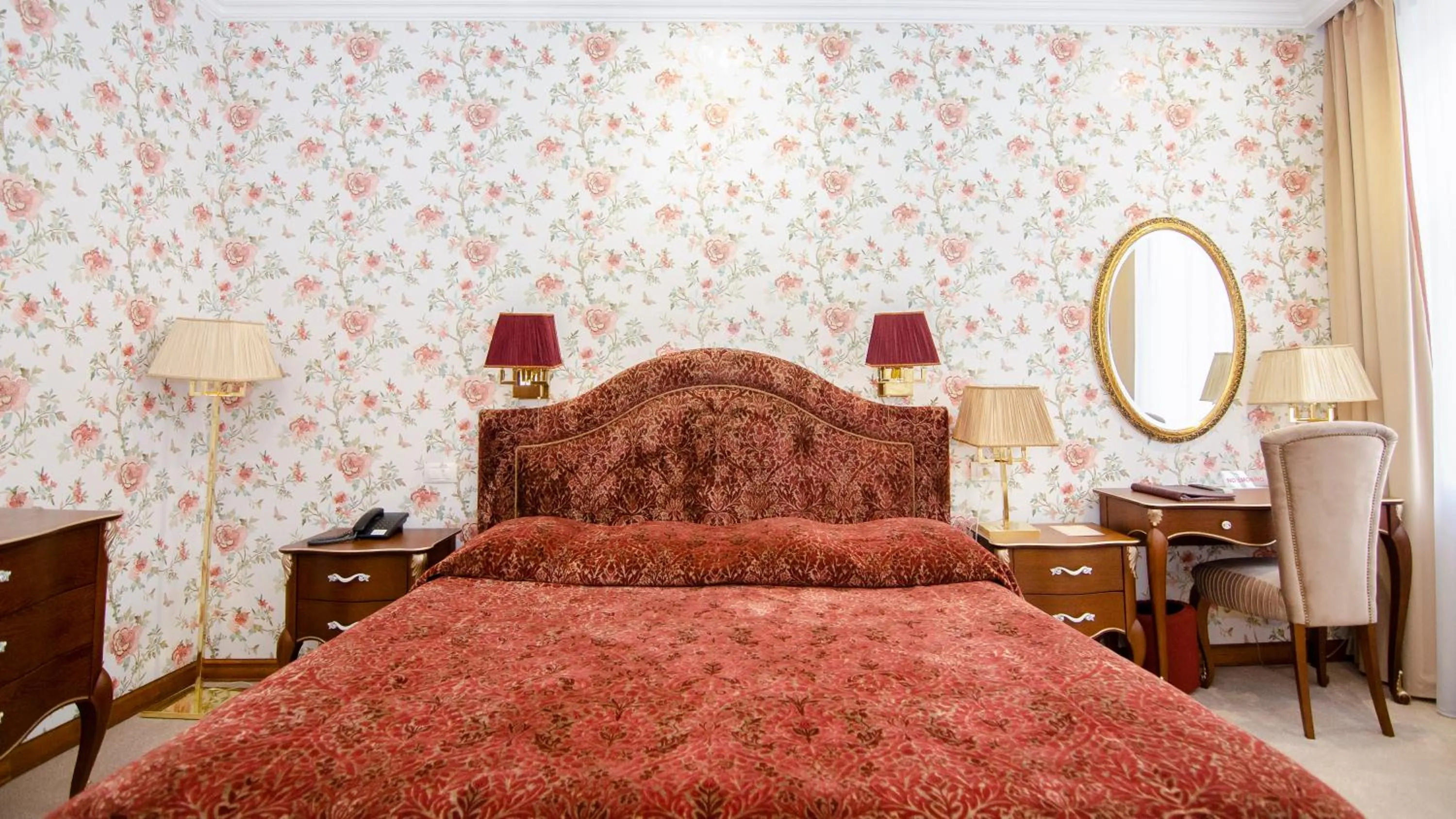 Photo of the whole room, Bed in Swiss Hotel