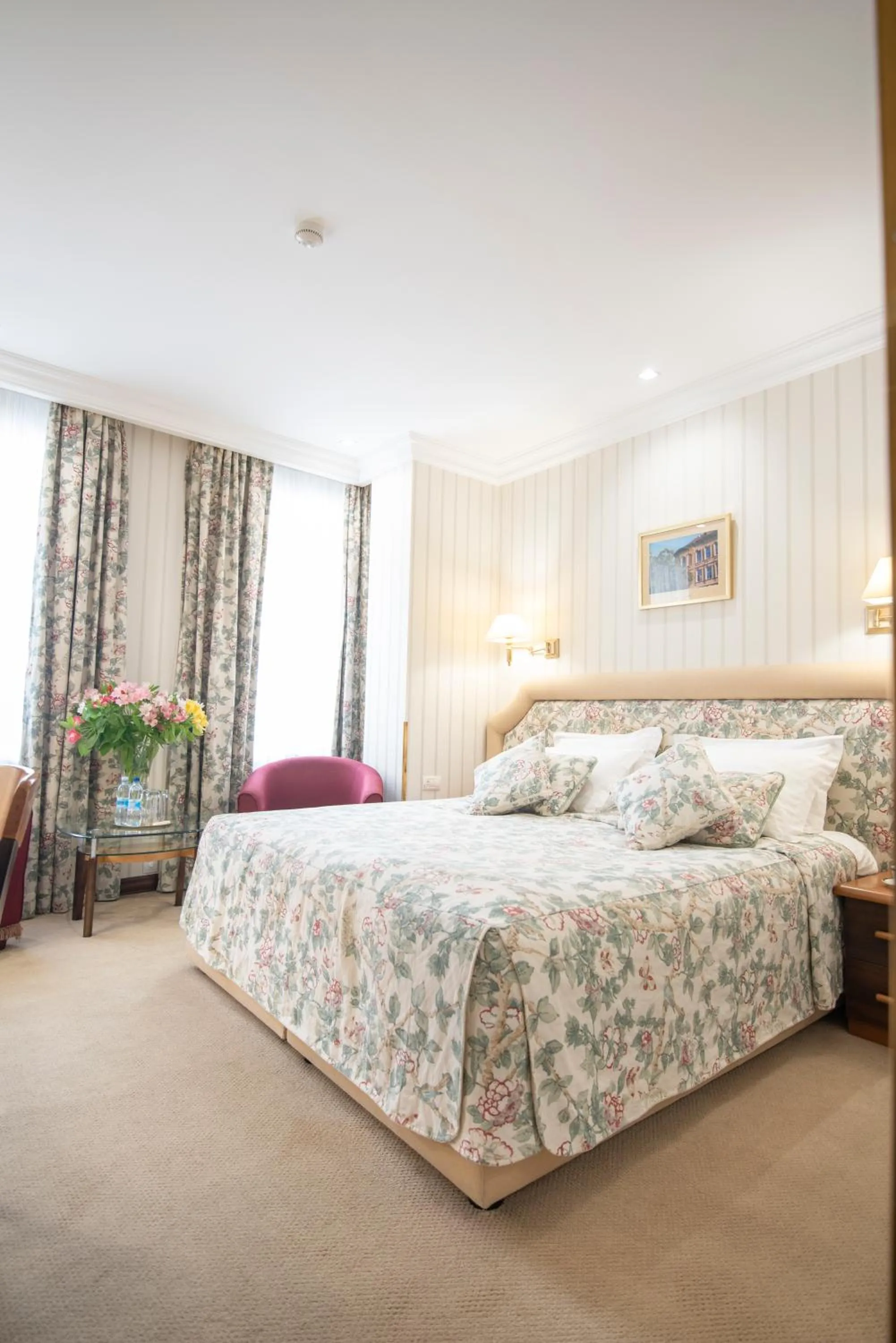 Photo of the whole room, Bed in Swiss Hotel