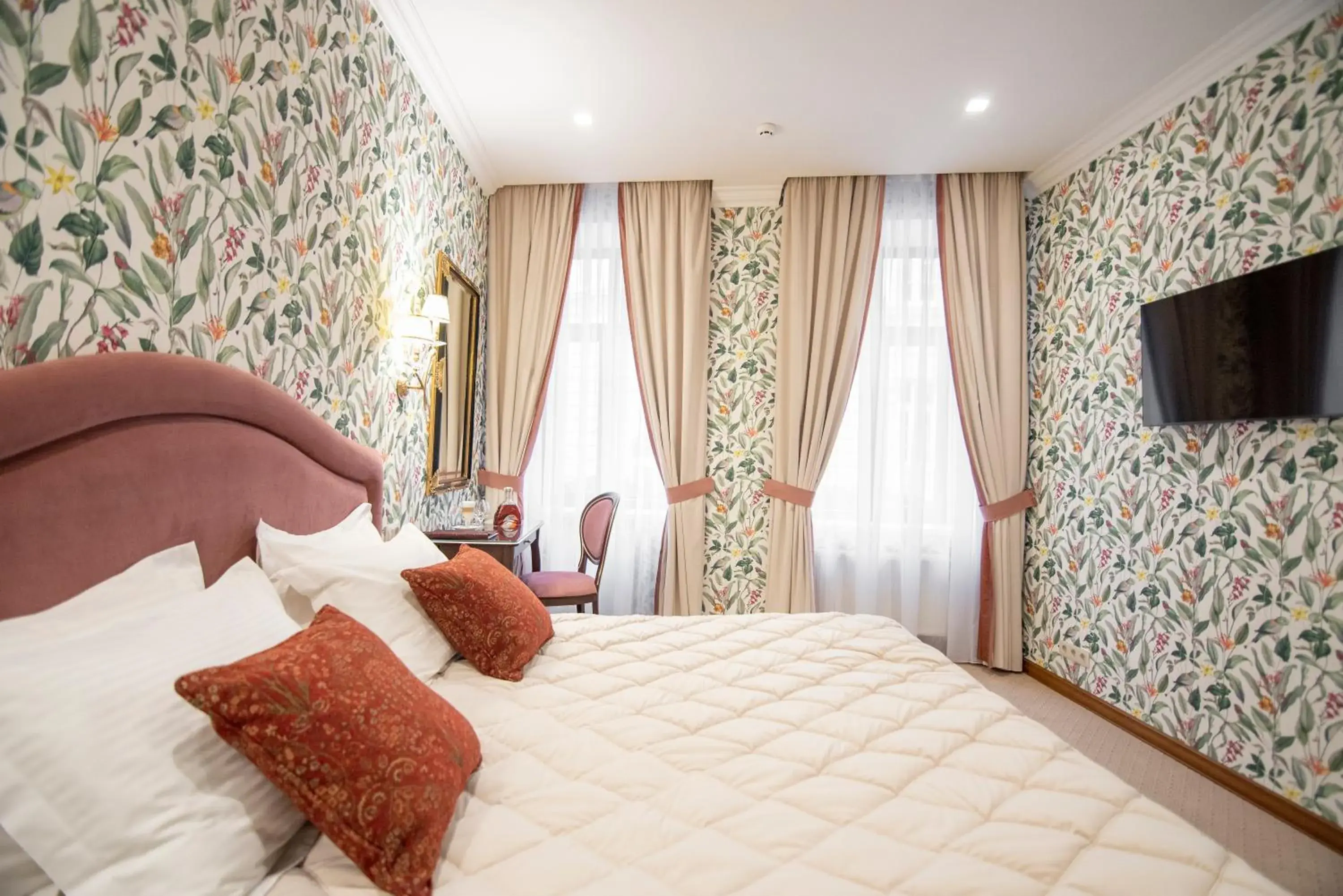 Suite - single occupancy in Swiss Hotel Suite - single occupancy in Swiss Hotel