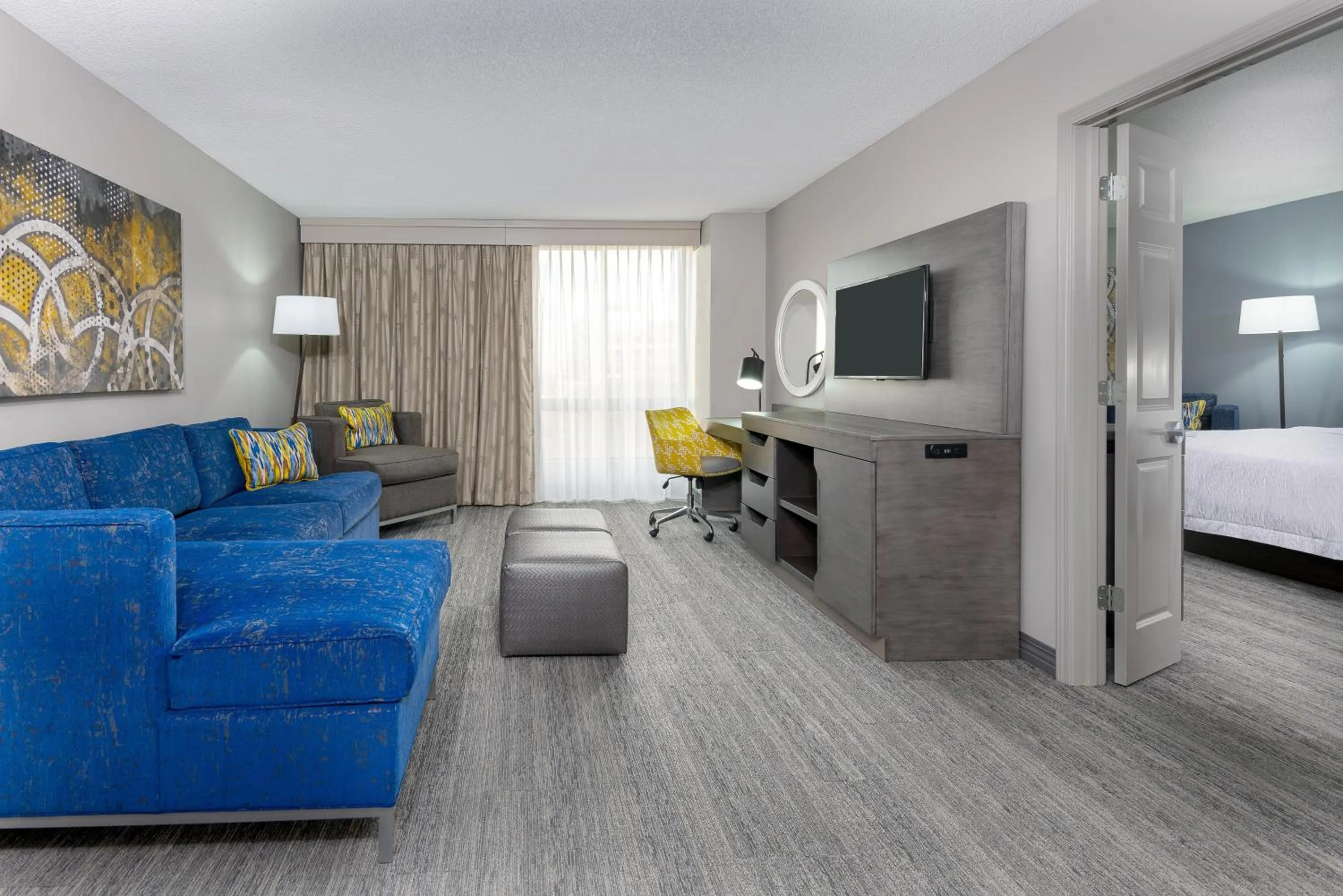 Living room, Bed in Hampton Inn & Suites Country Club Plaza