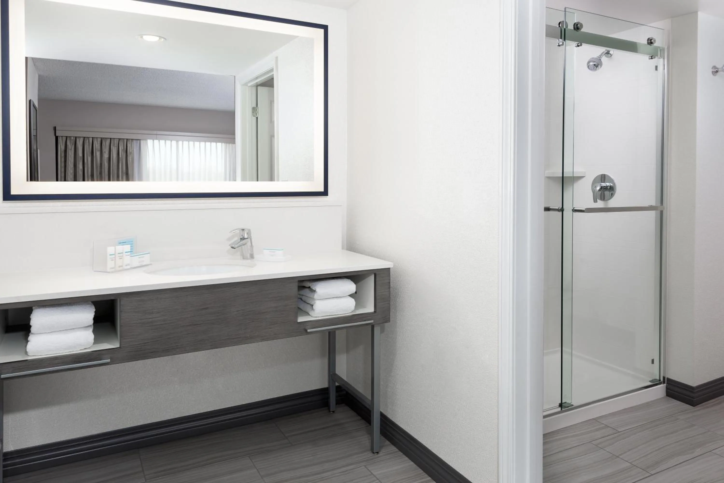 Kitchen or kitchenette in Hampton Inn & Suites Country Club Plaza