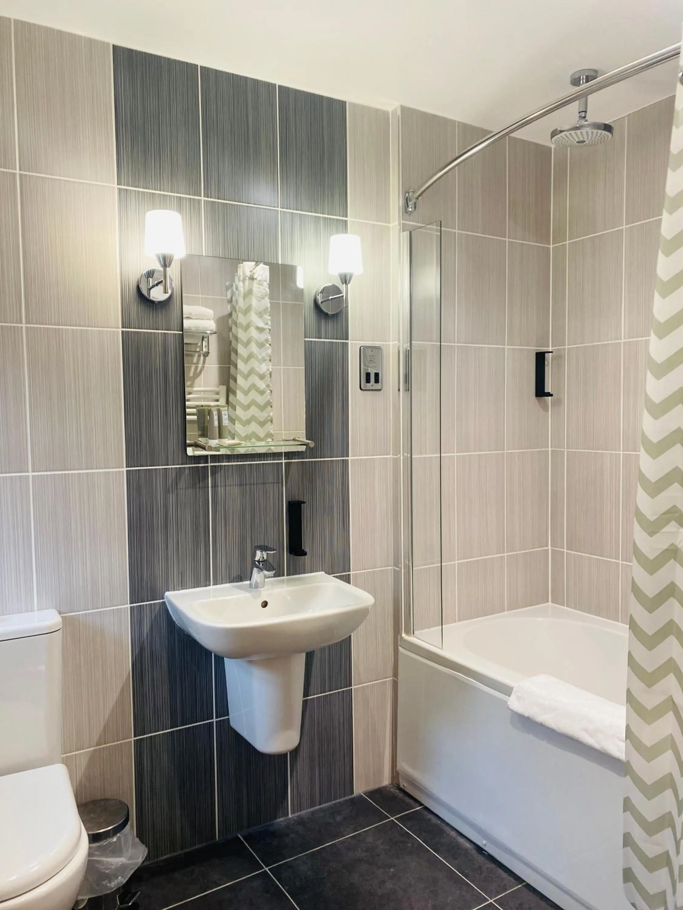 Shower in The Suffolk Hotel