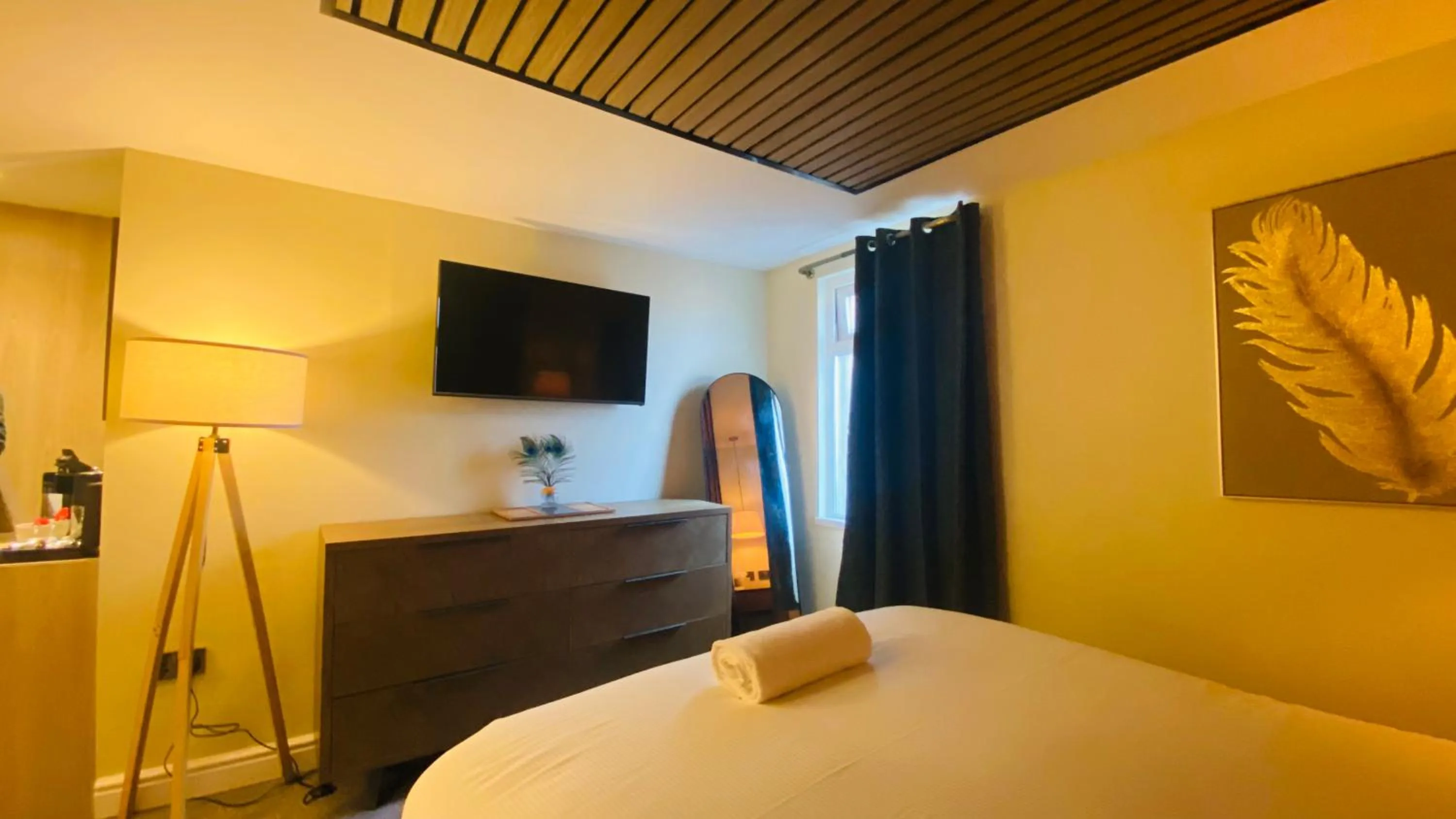 Bed in The Suffolk Hotel