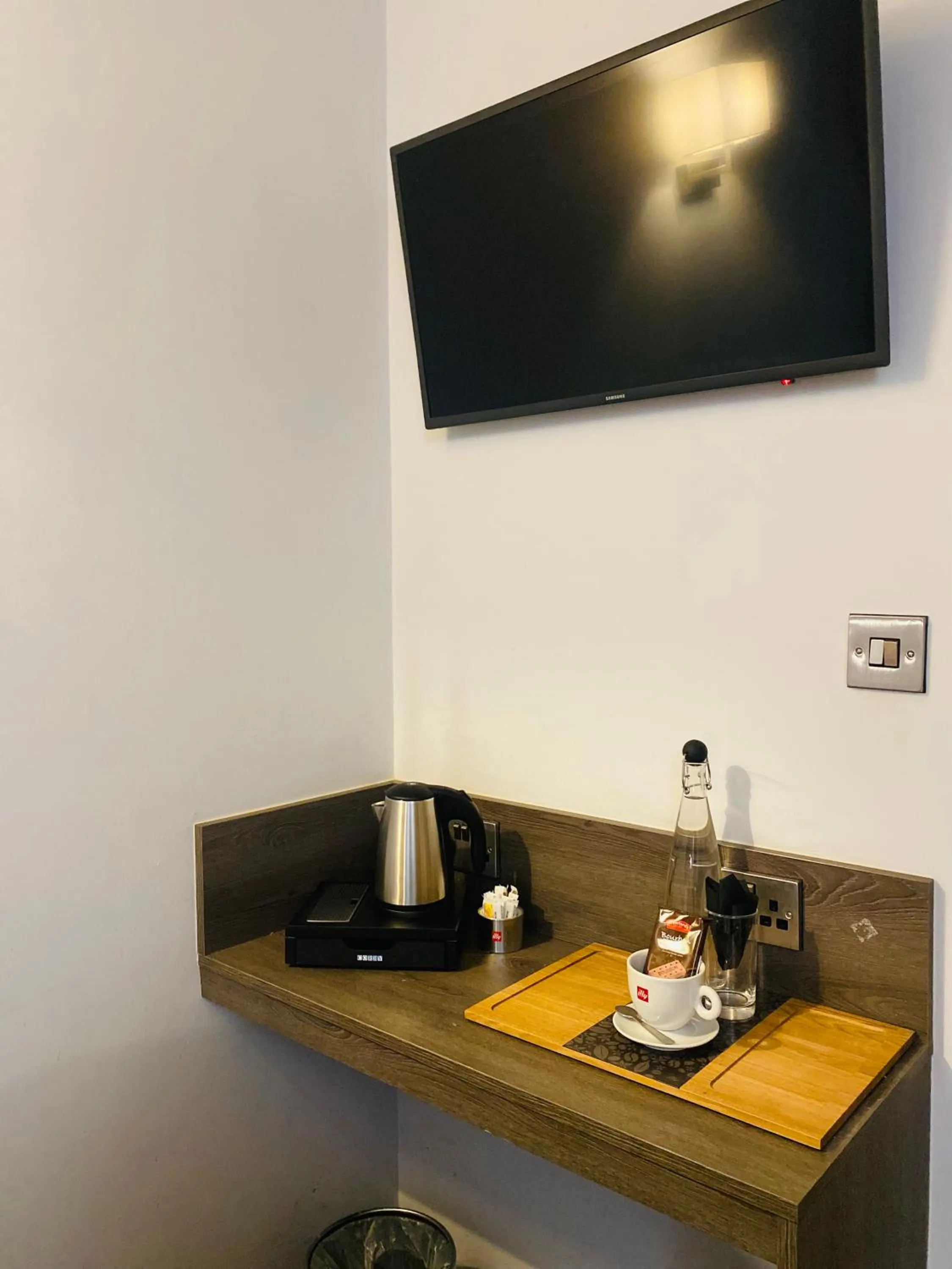 TV and multimedia in The Suffolk Hotel