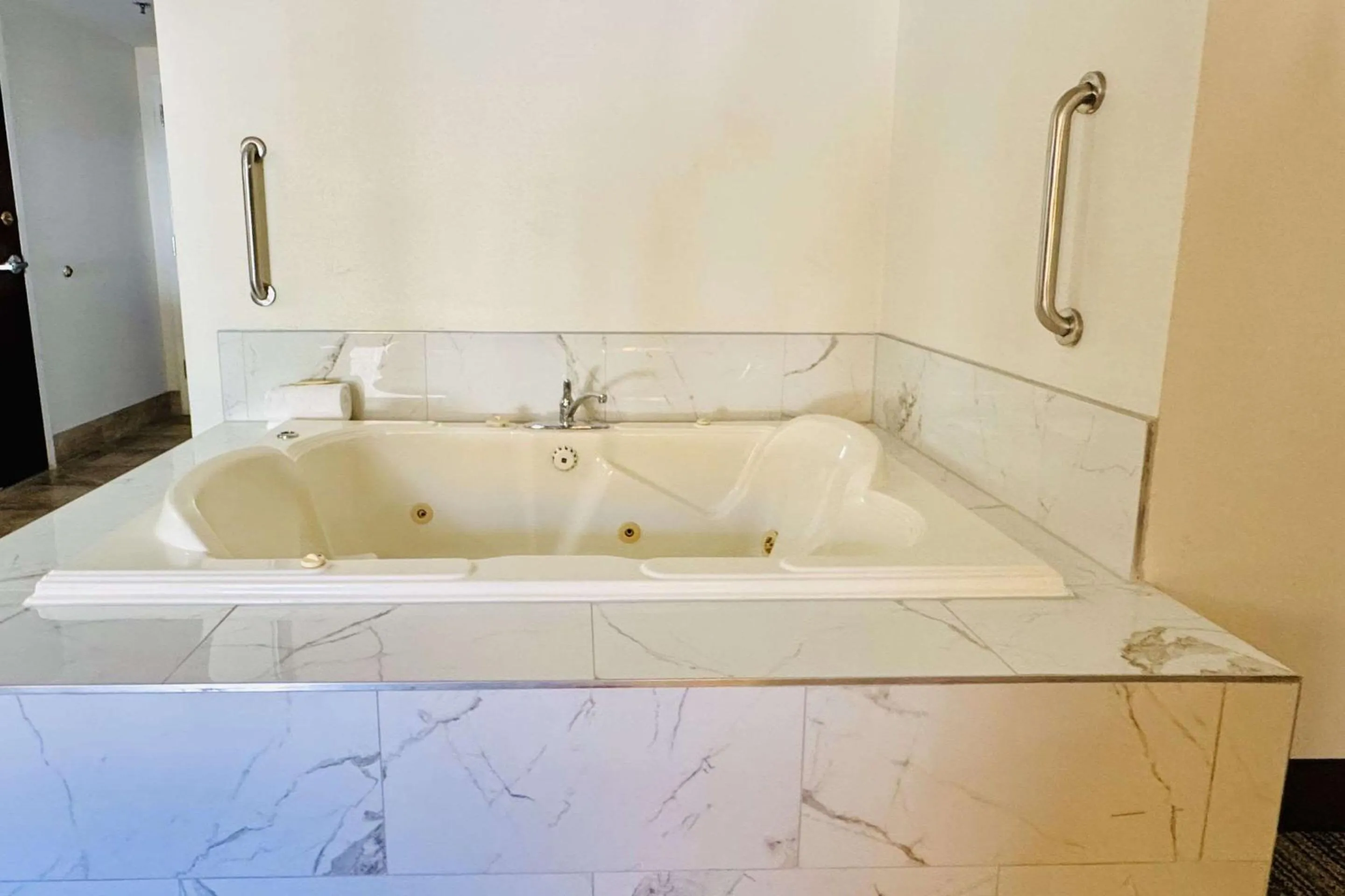 Bedroom in Quality Inn Danville - University Area