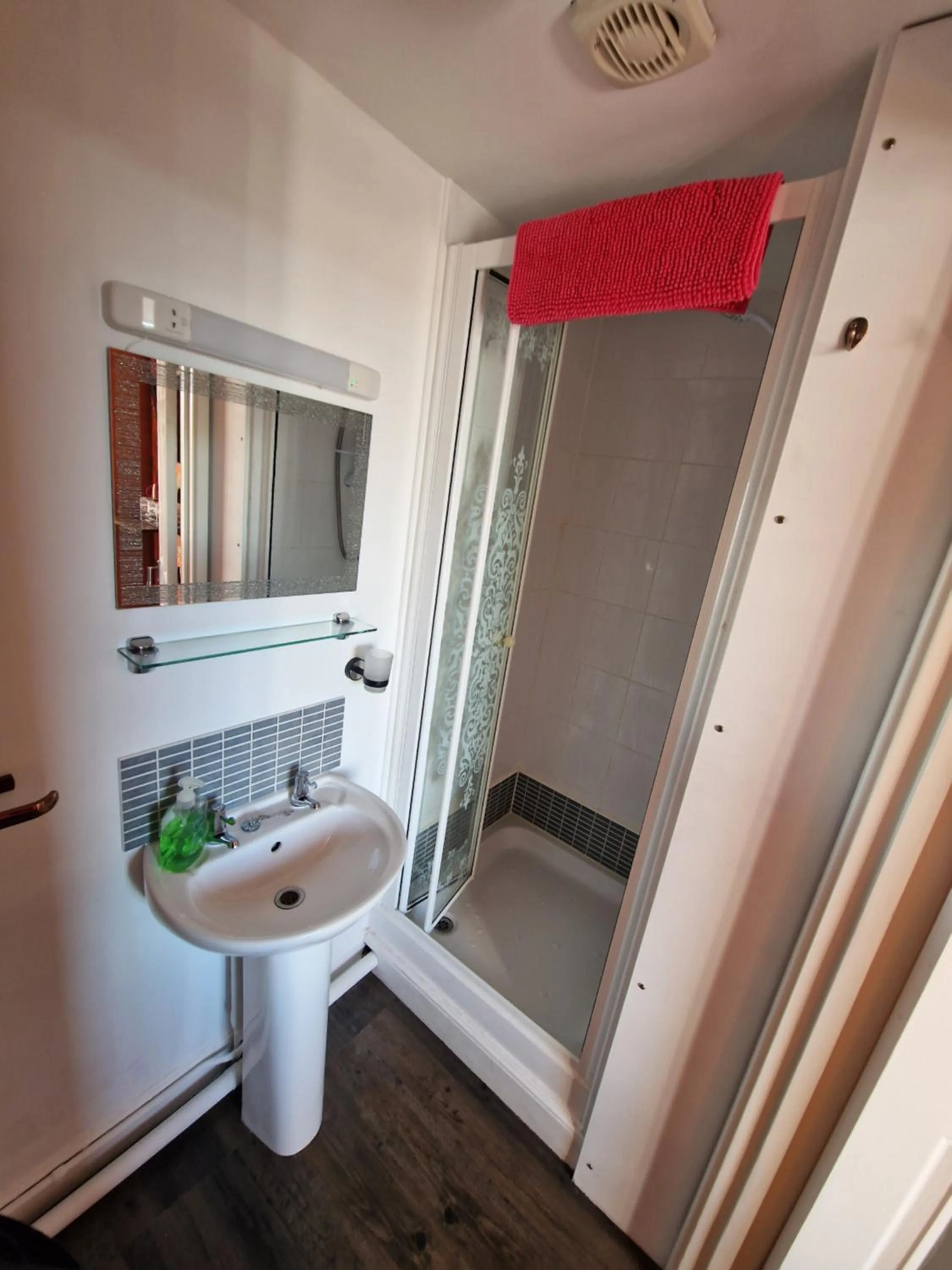 Shower in Philbeach Guest House