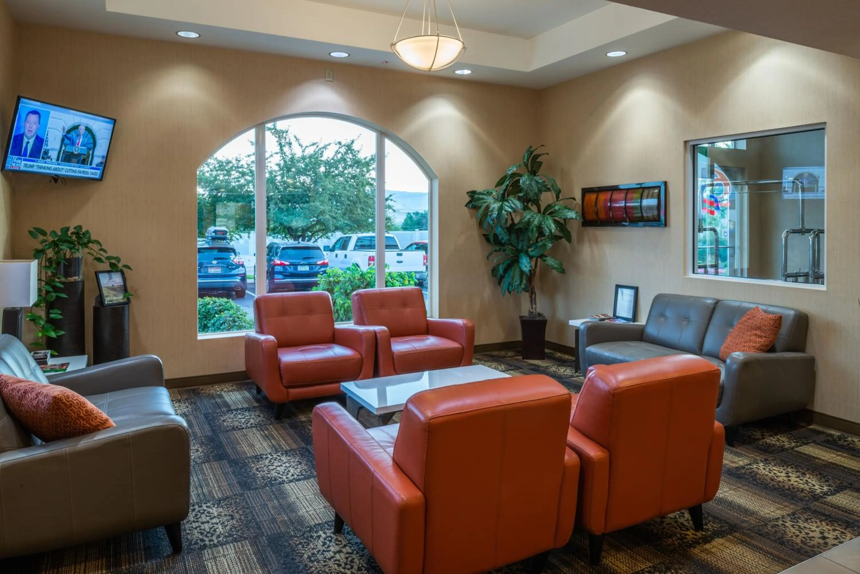 Communal lounge/ TV room in Inn America - Boise