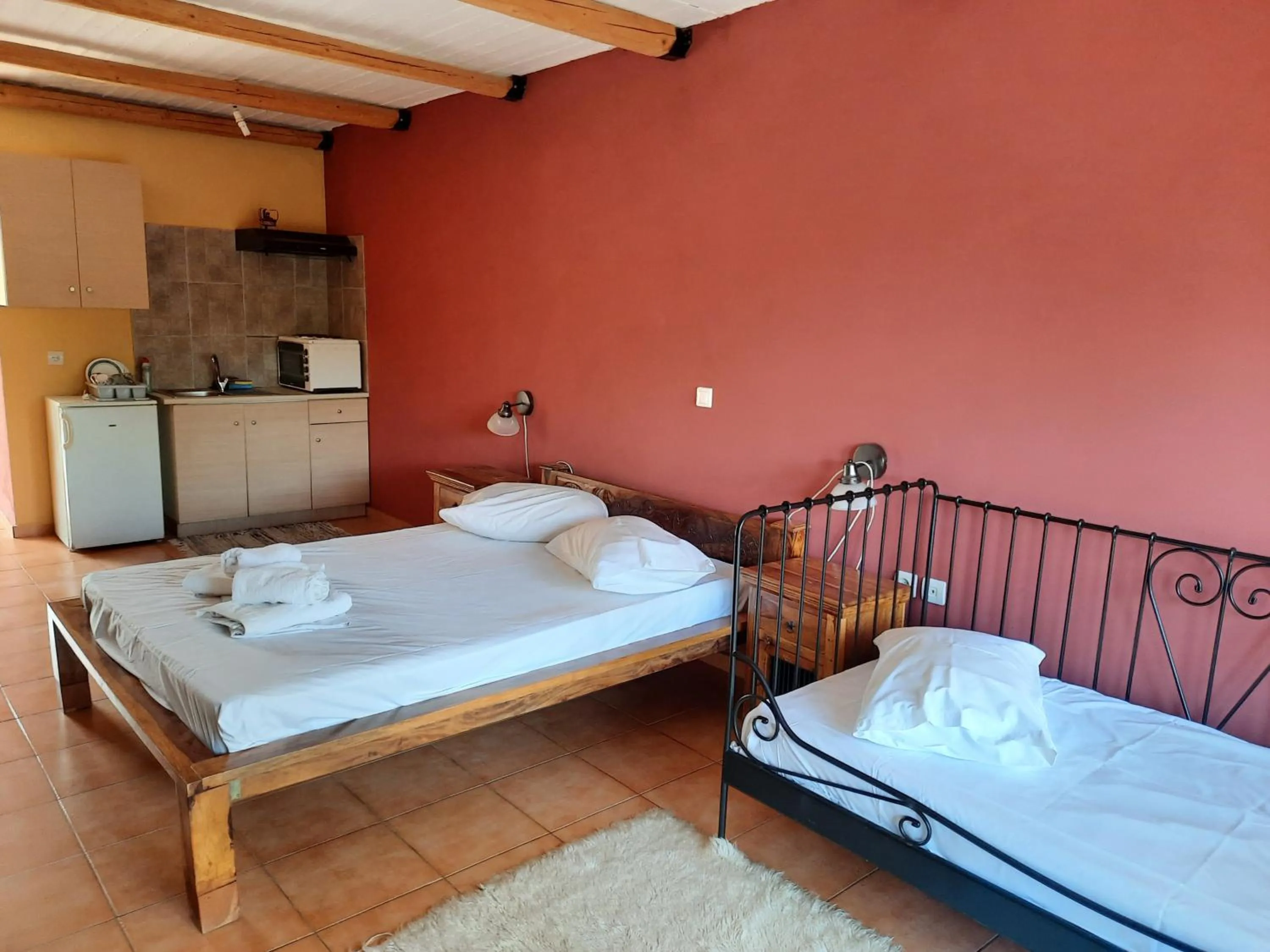 Kitchen or kitchenette, Bed in O Xenonas Ton Mylon