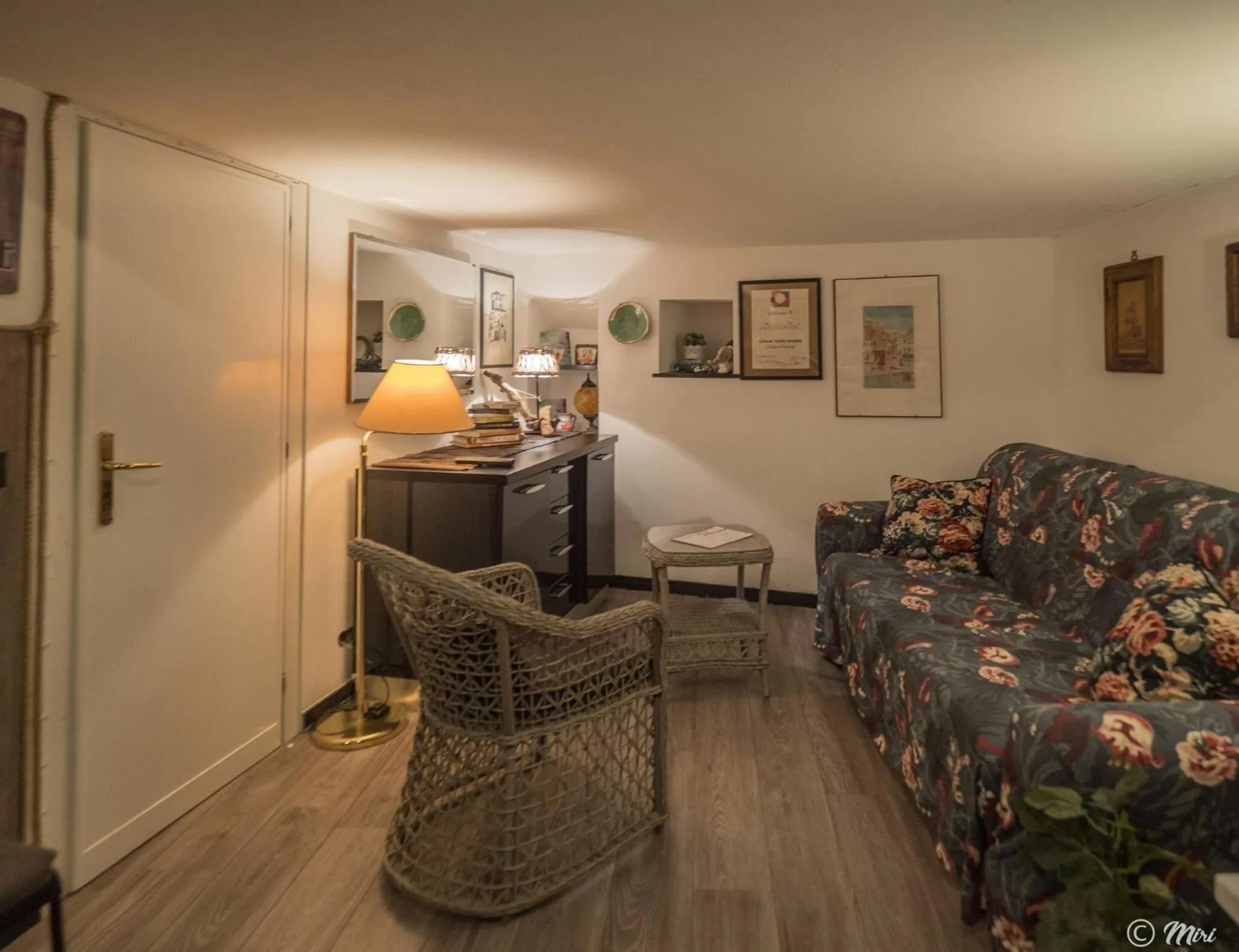 Communal lounge/ TV room in Petrella's Point Studio with AC