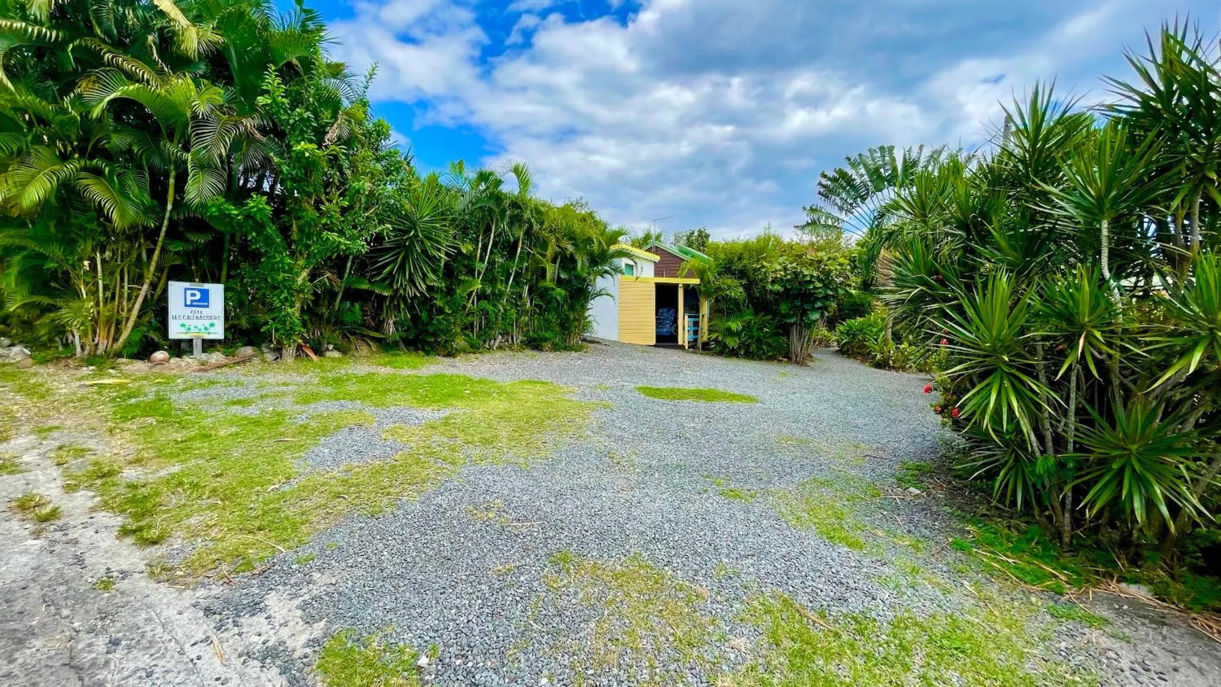 Parking in Gite LES CALEBASSIERS