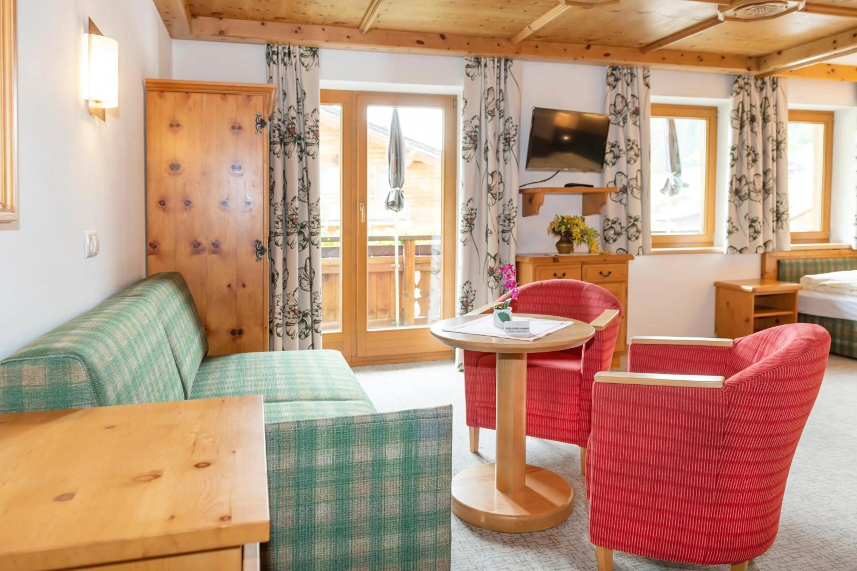 Seating area in Landhotel Tirolerhof - Wildschönau - PREMIUM Card im Sommer