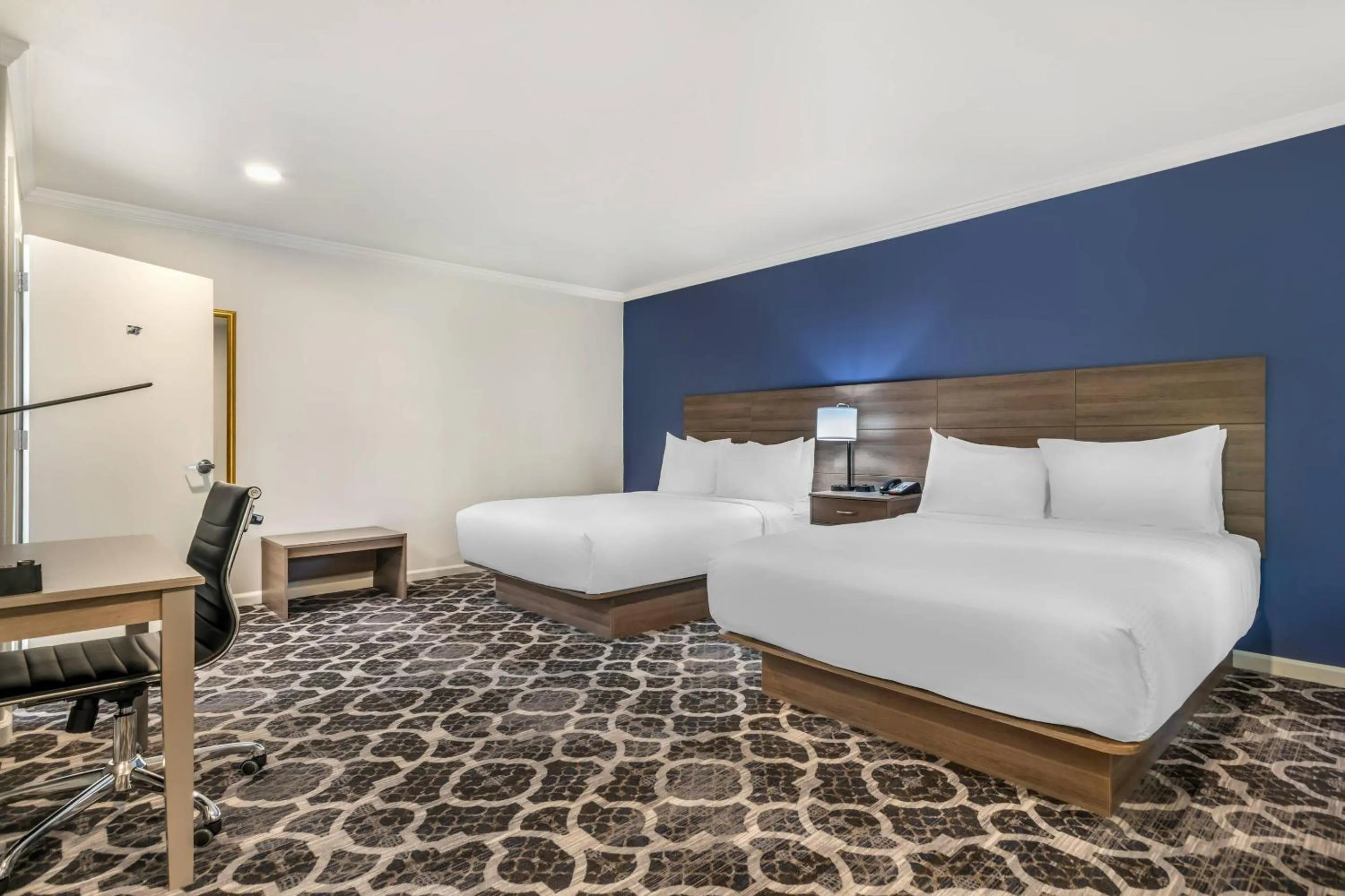 Bedroom, Bed in University Park Inn & Suites, an Ascend Collection Hotel