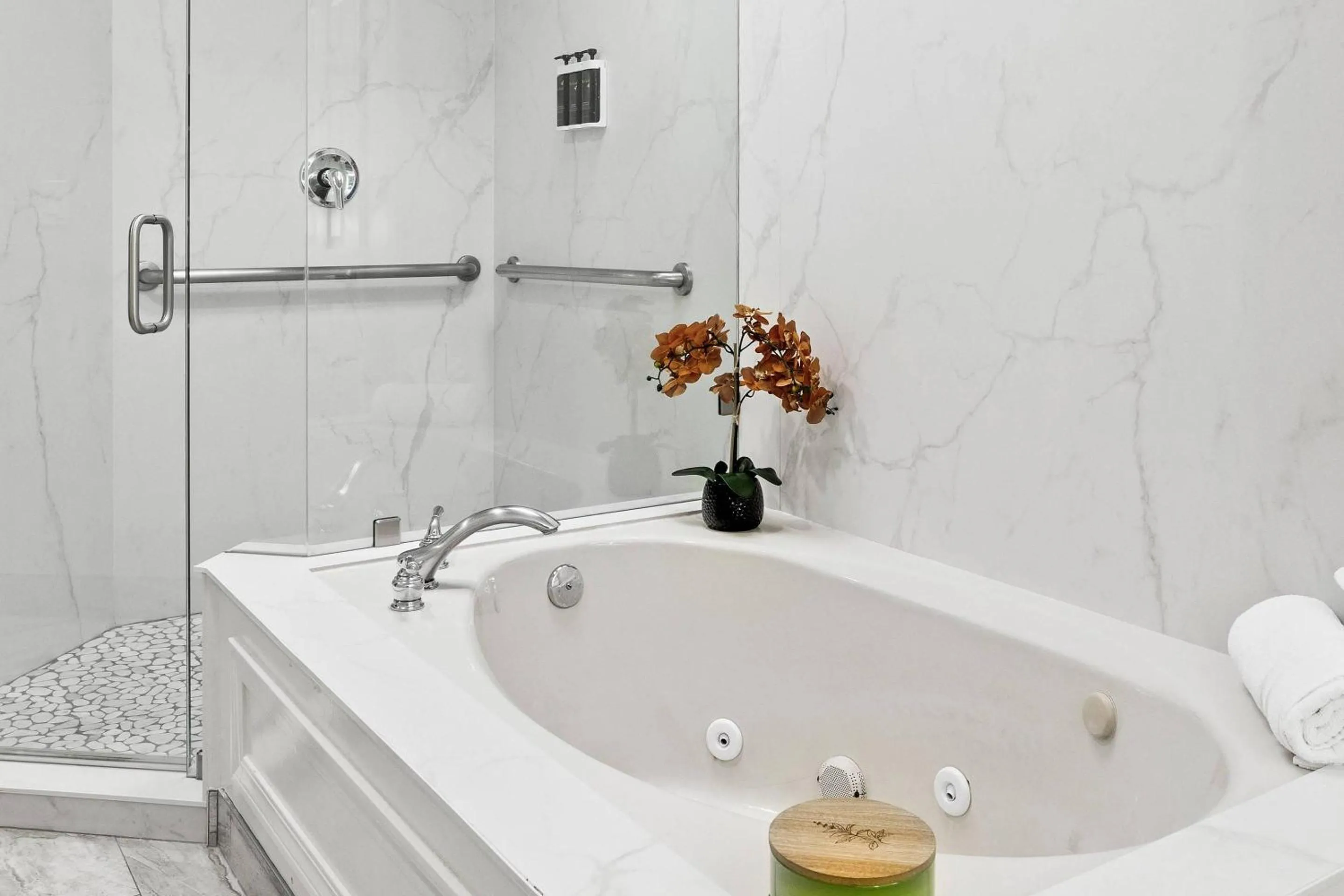 Bedroom in University Park Inn & Suites, an Ascend Collection Hotel