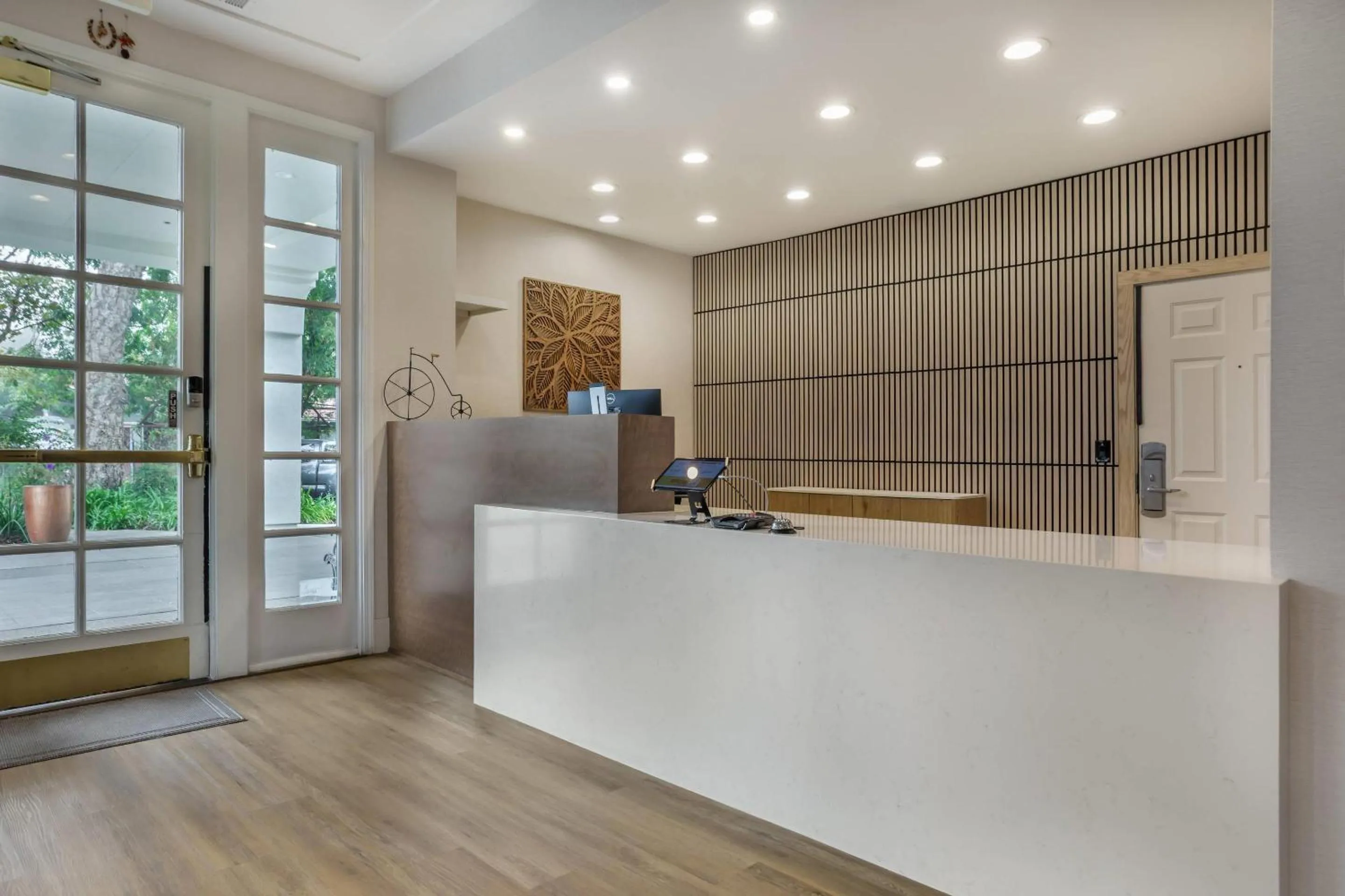 Lobby or reception in University Park Inn & Suites, an Ascend Collection Hotel