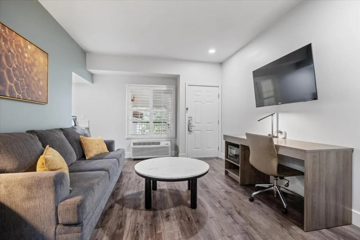 Living room in University Park Inn & Suites, an Ascend Collection Hotel