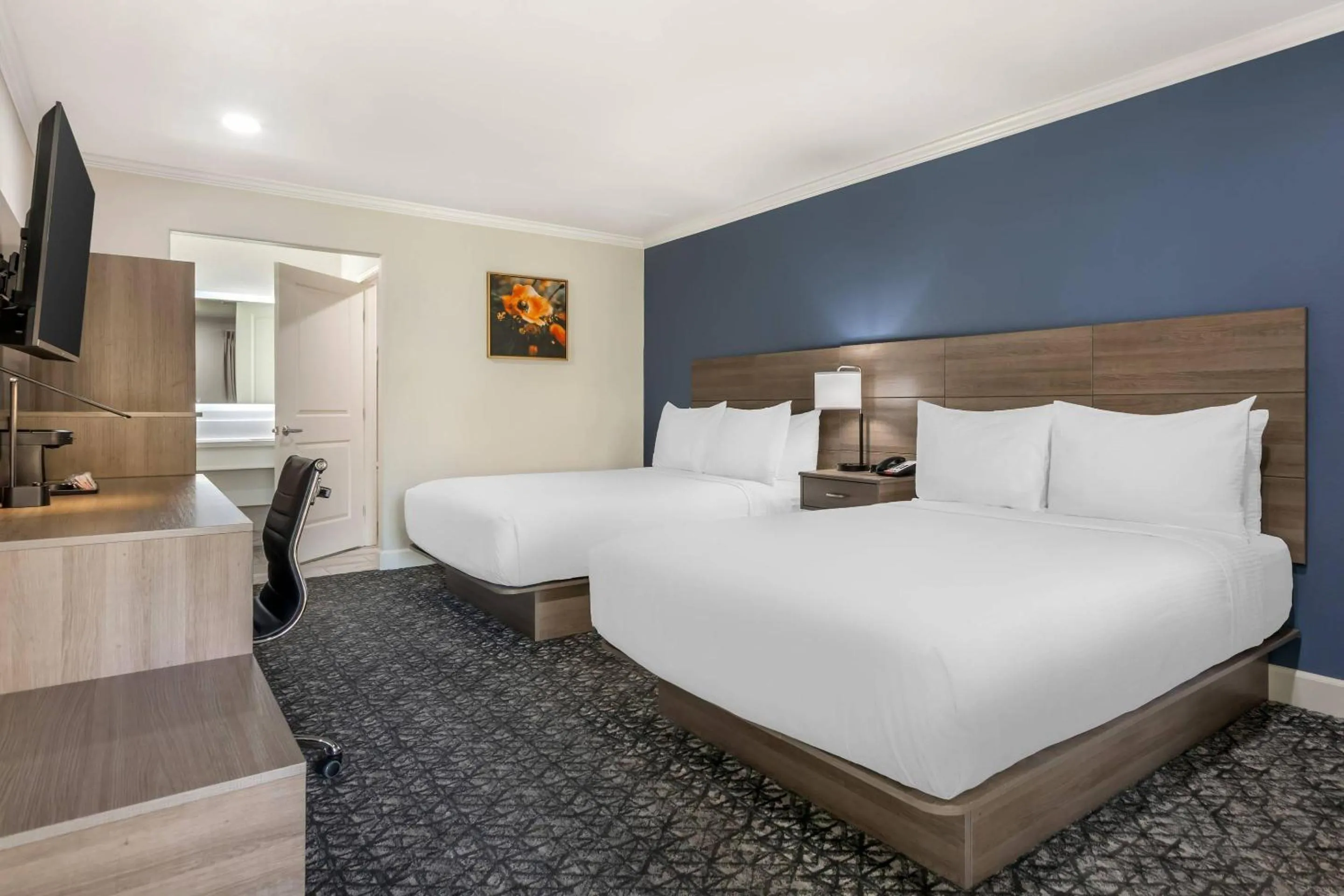 Bedroom, Bed in University Park Inn & Suites, an Ascend Collection Hotel