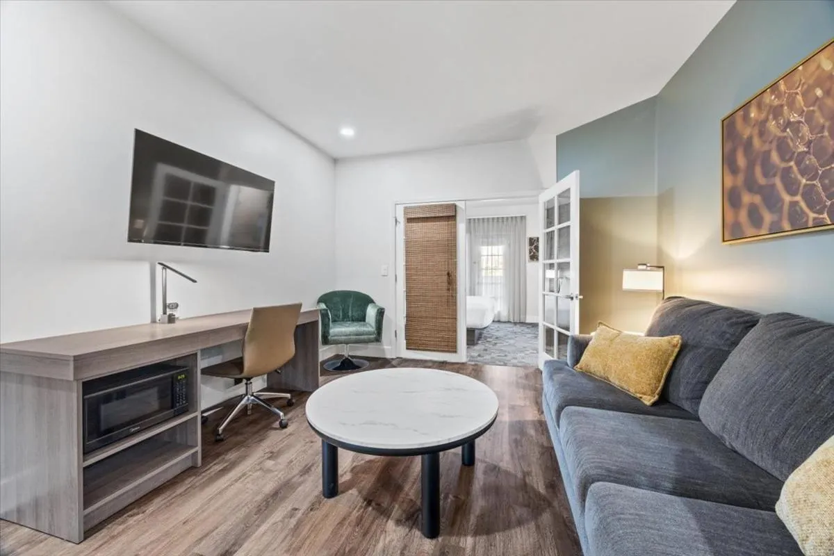 Living room in University Park Inn & Suites, an Ascend Collection Hotel