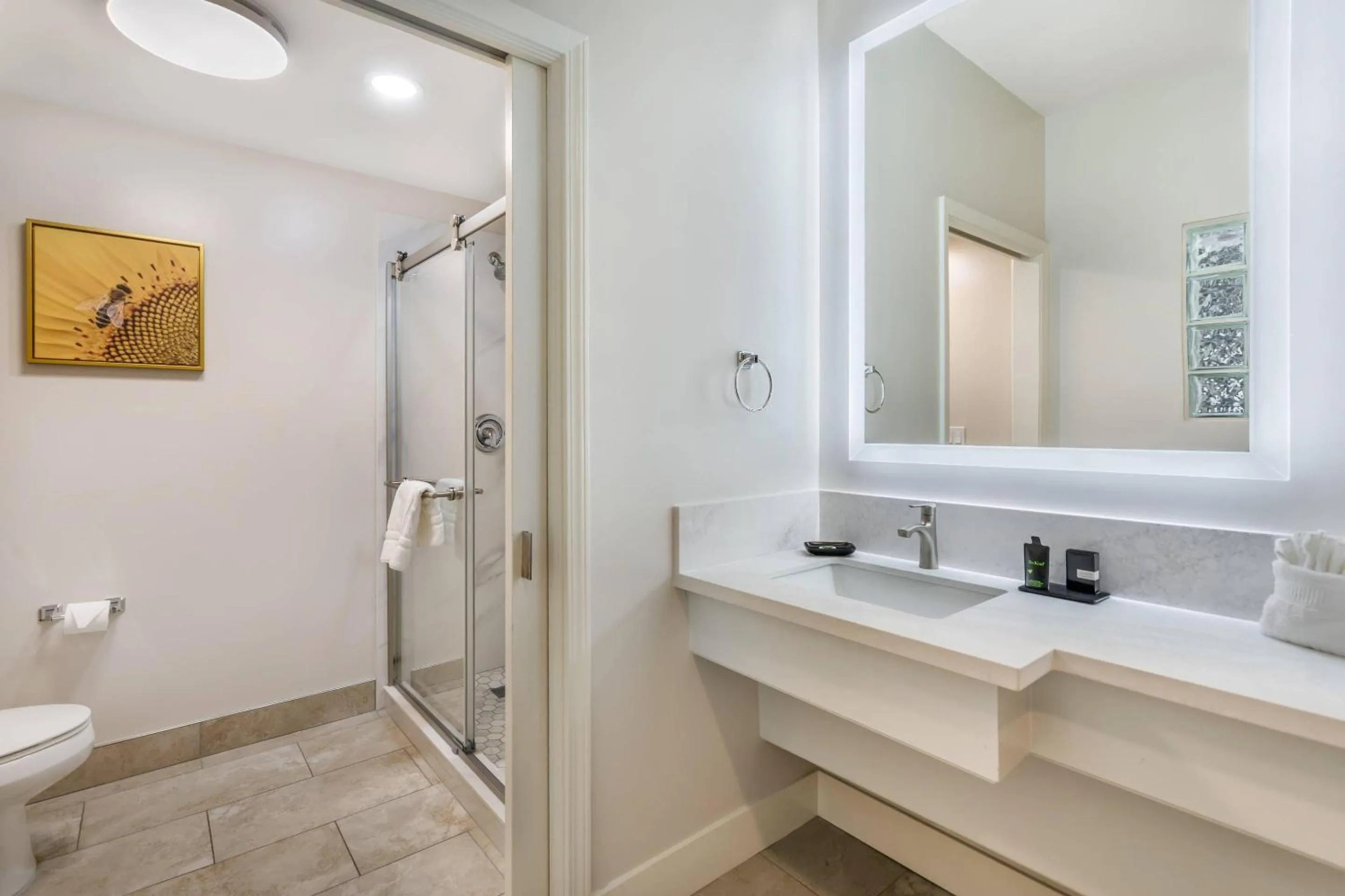 Bedroom in University Park Inn & Suites, an Ascend Collection Hotel