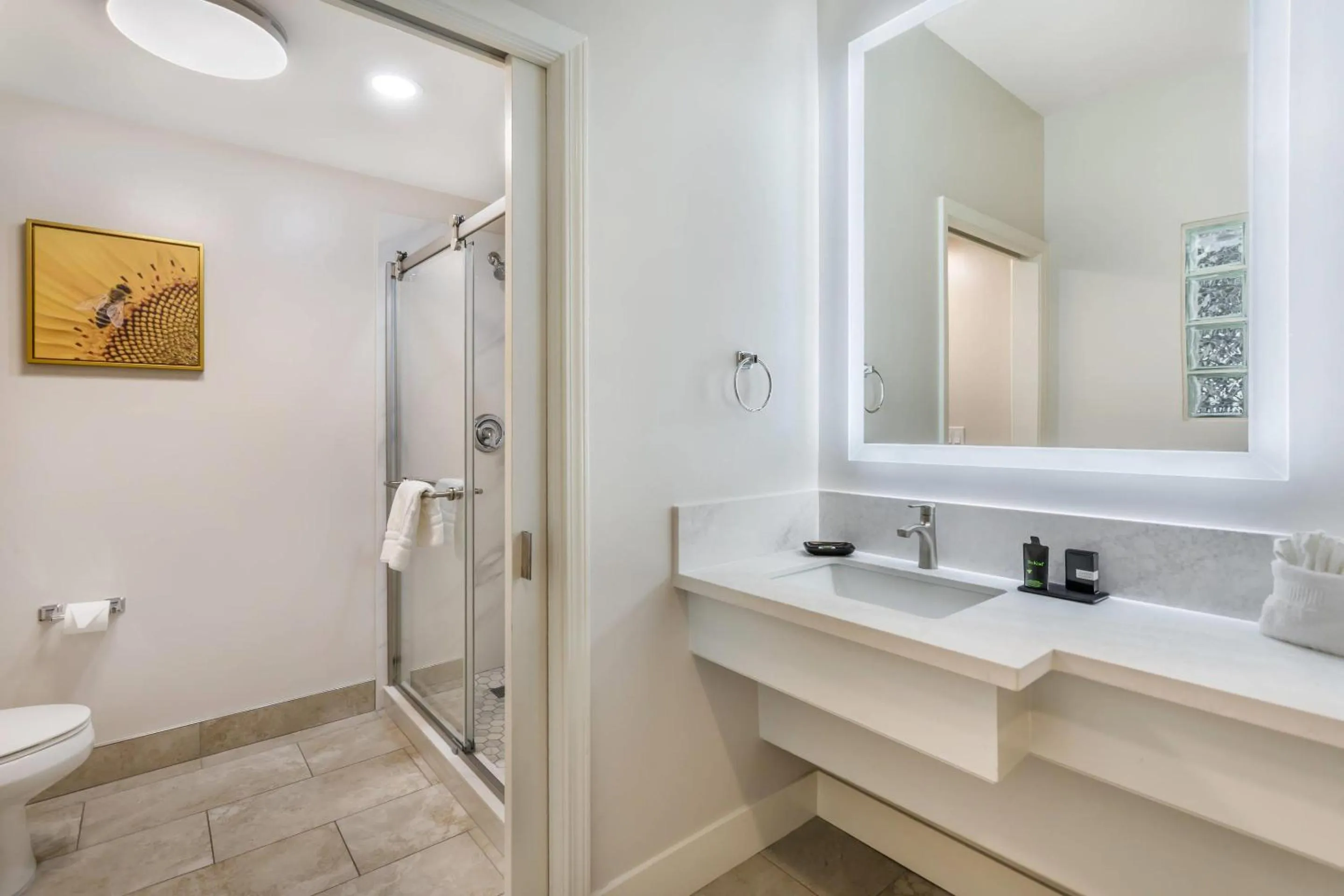 Bedroom in University Park Inn & Suites, an Ascend Collection Hotel