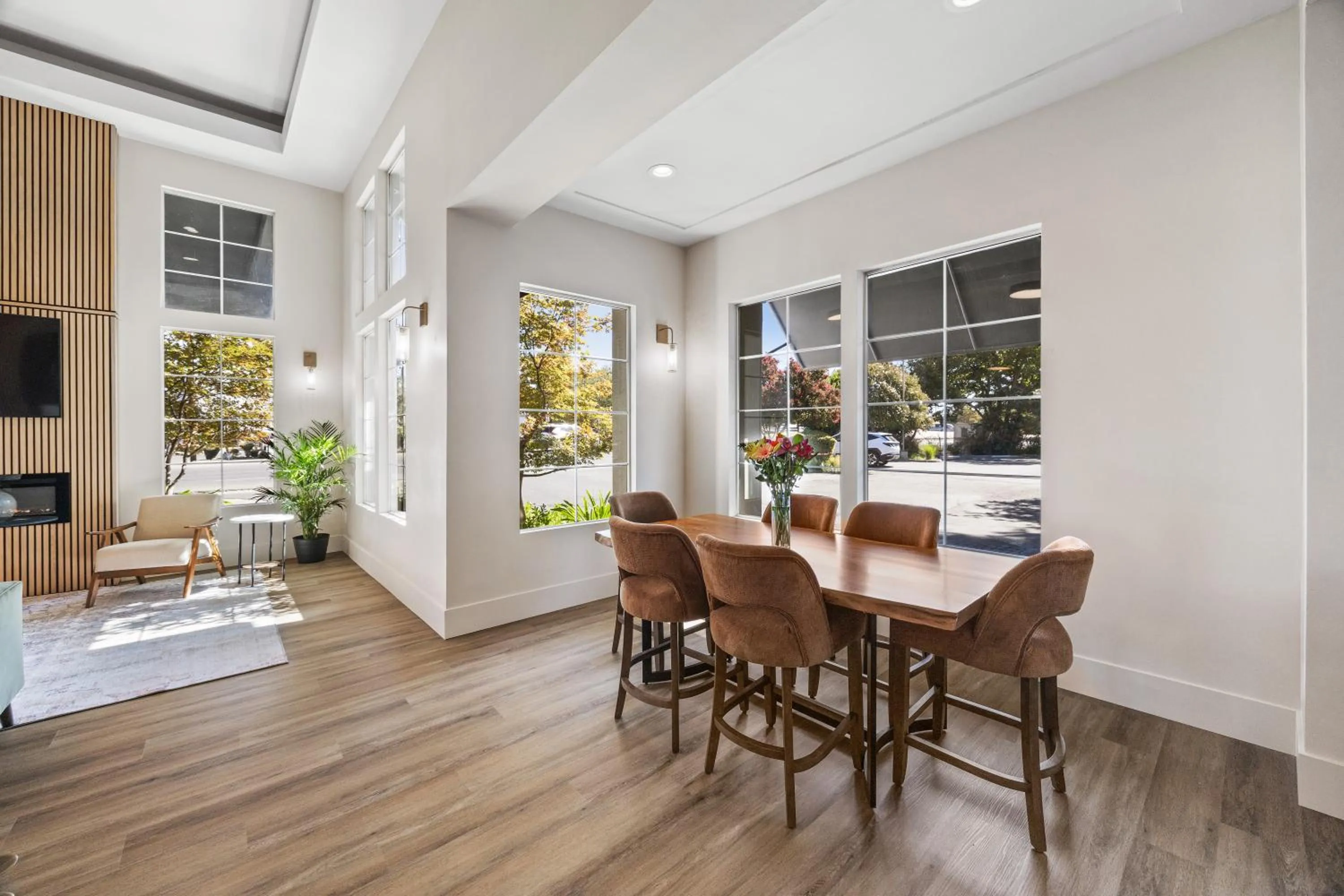 Lobby or reception in University Park Inn & Suites, an Ascend Collection Hotel