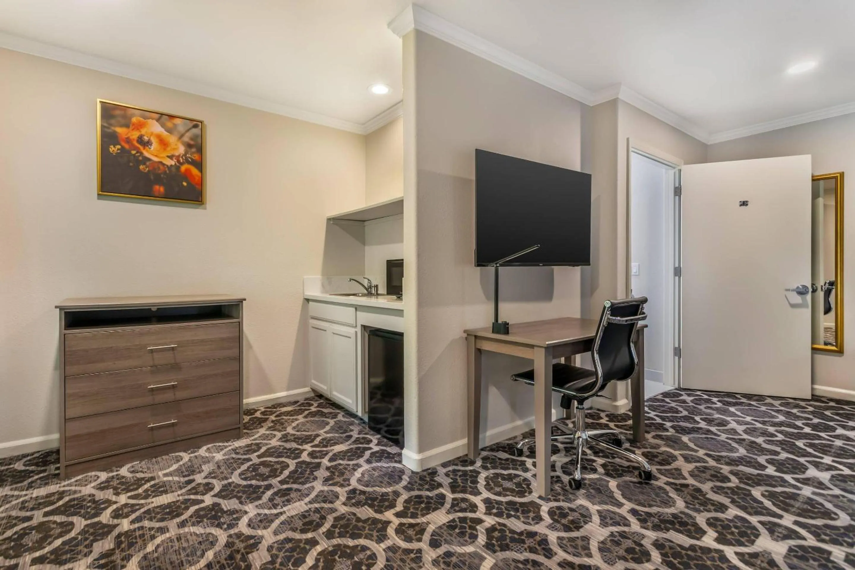 Bedroom in University Park Inn & Suites, an Ascend Collection Hotel