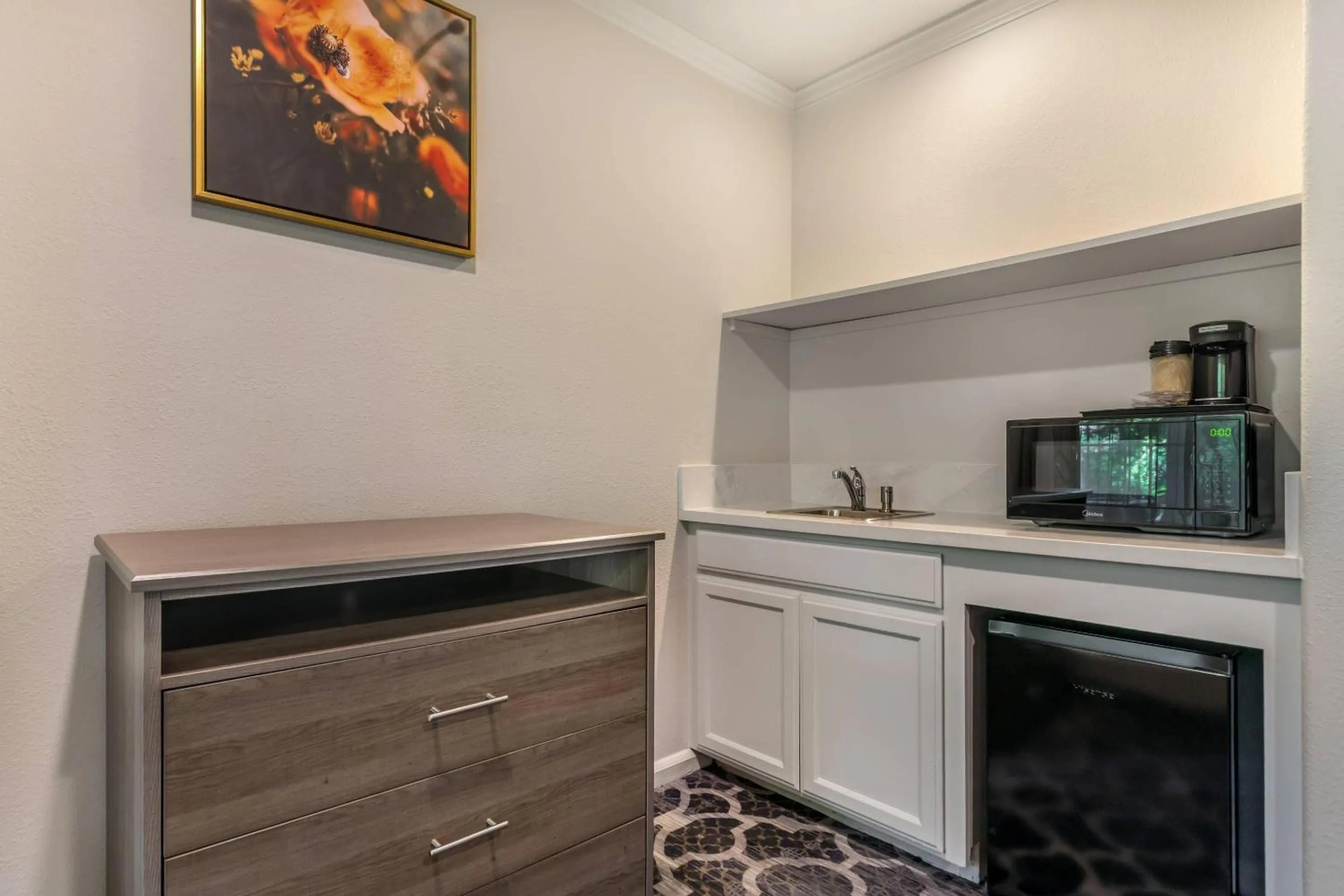 Bedroom in University Park Inn & Suites, an Ascend Collection Hotel