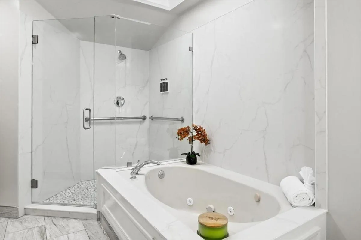 Bath in University Park Inn & Suites, an Ascend Collection Hotel