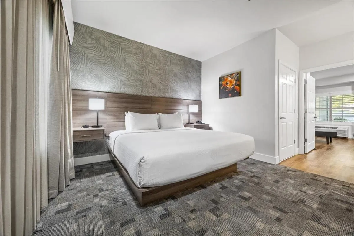 Bedroom, Bed in University Park Inn & Suites, an Ascend Collection Hotel