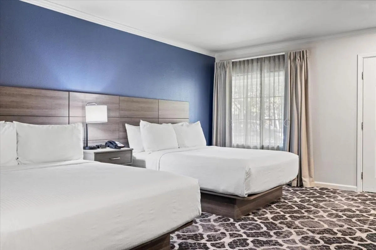 Bed in University Park Inn & Suites, an Ascend Collection Hotel