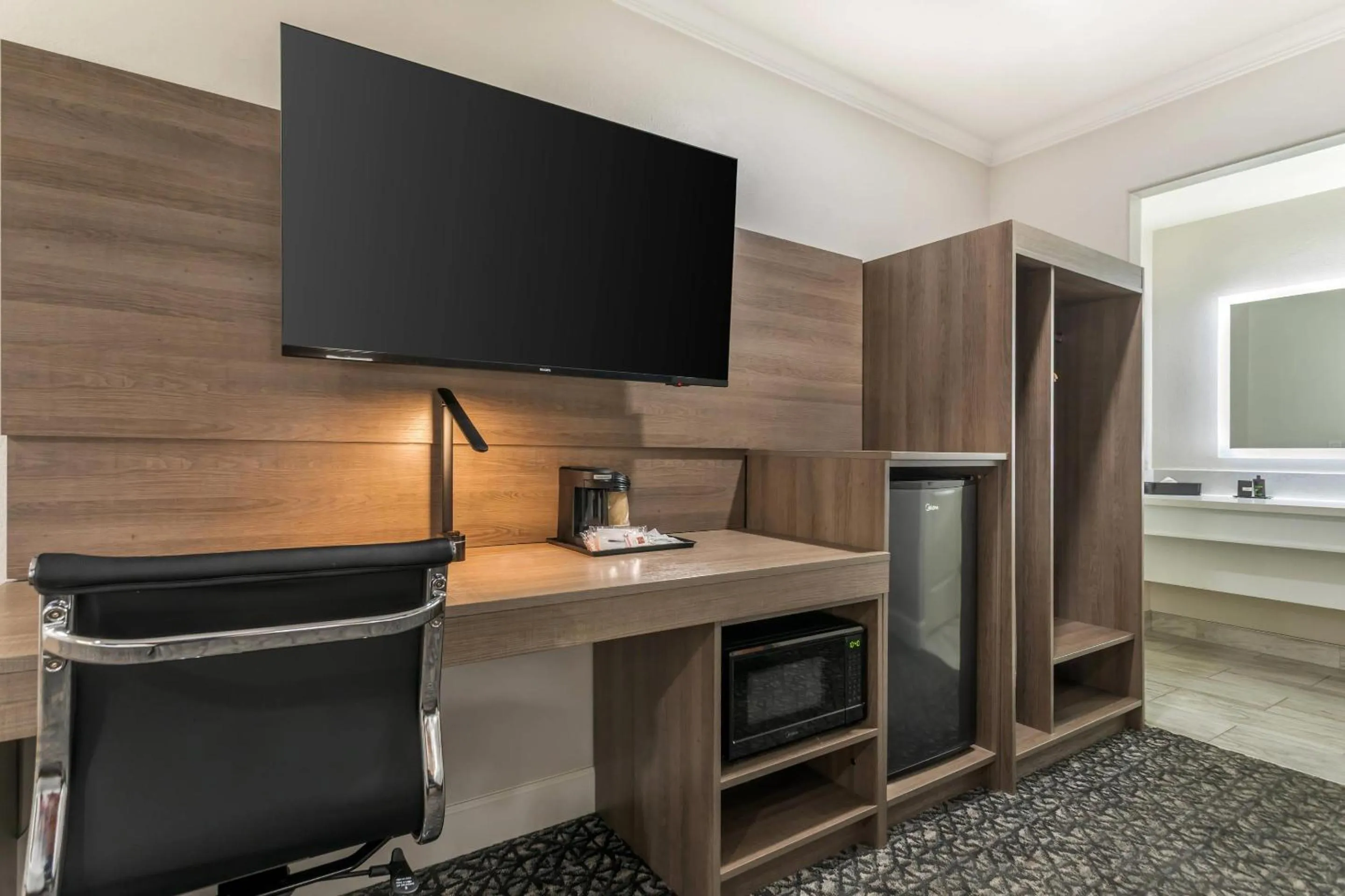 Bedroom in University Park Inn & Suites, an Ascend Collection Hotel