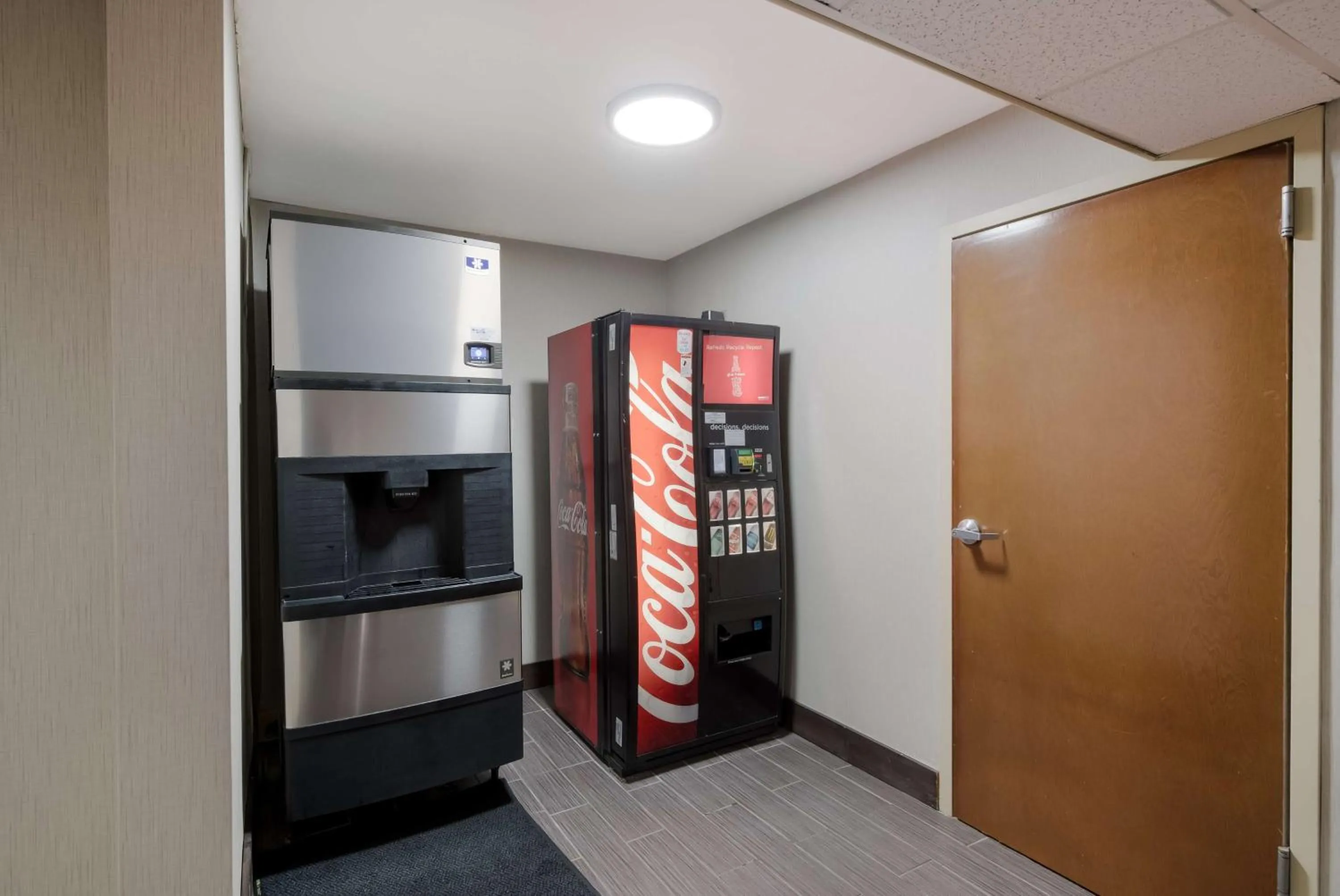 Dining area in Hampton Inn Marshall
