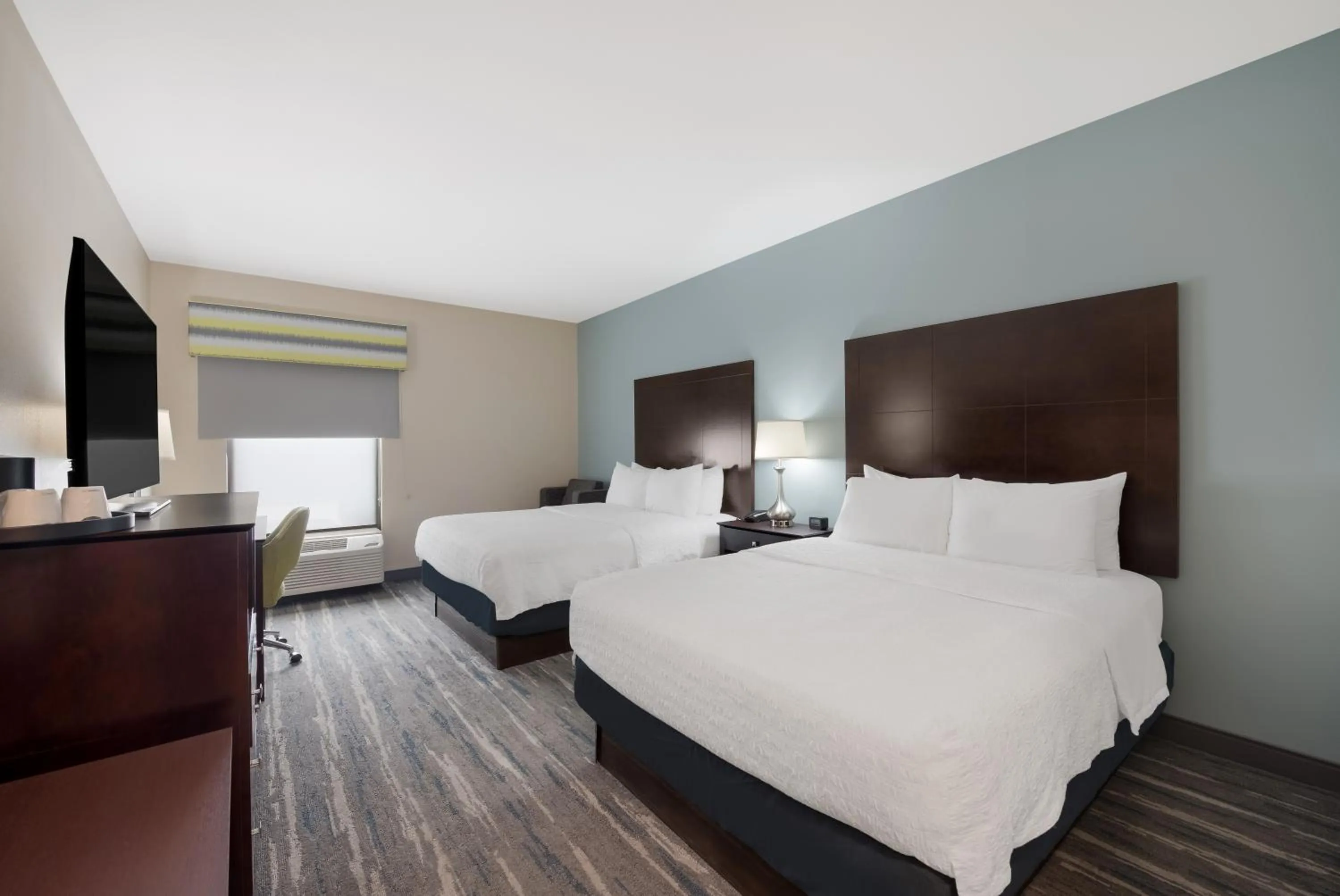 Bed in Hampton Inn Marshall