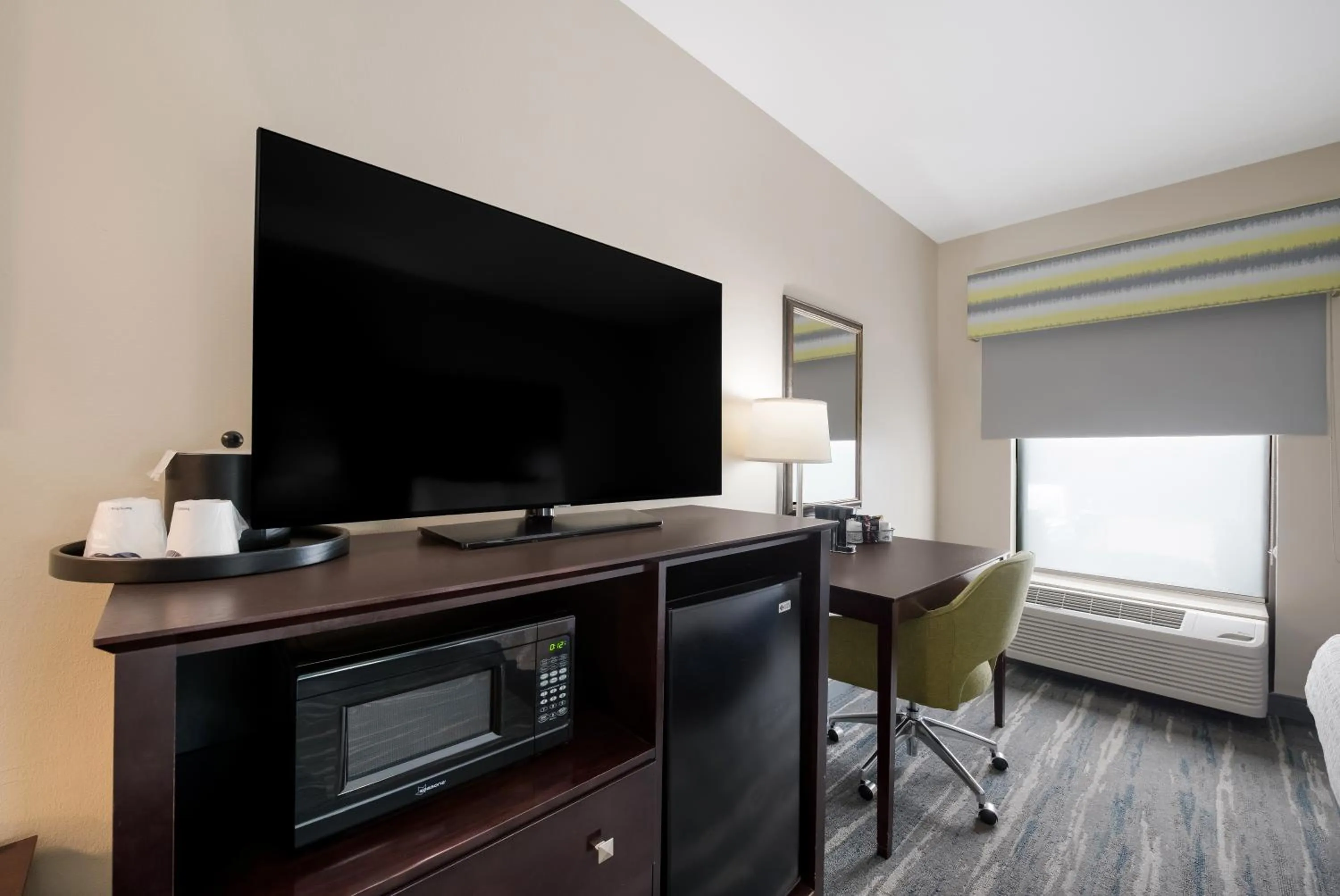 Bed in Hampton Inn Marshall