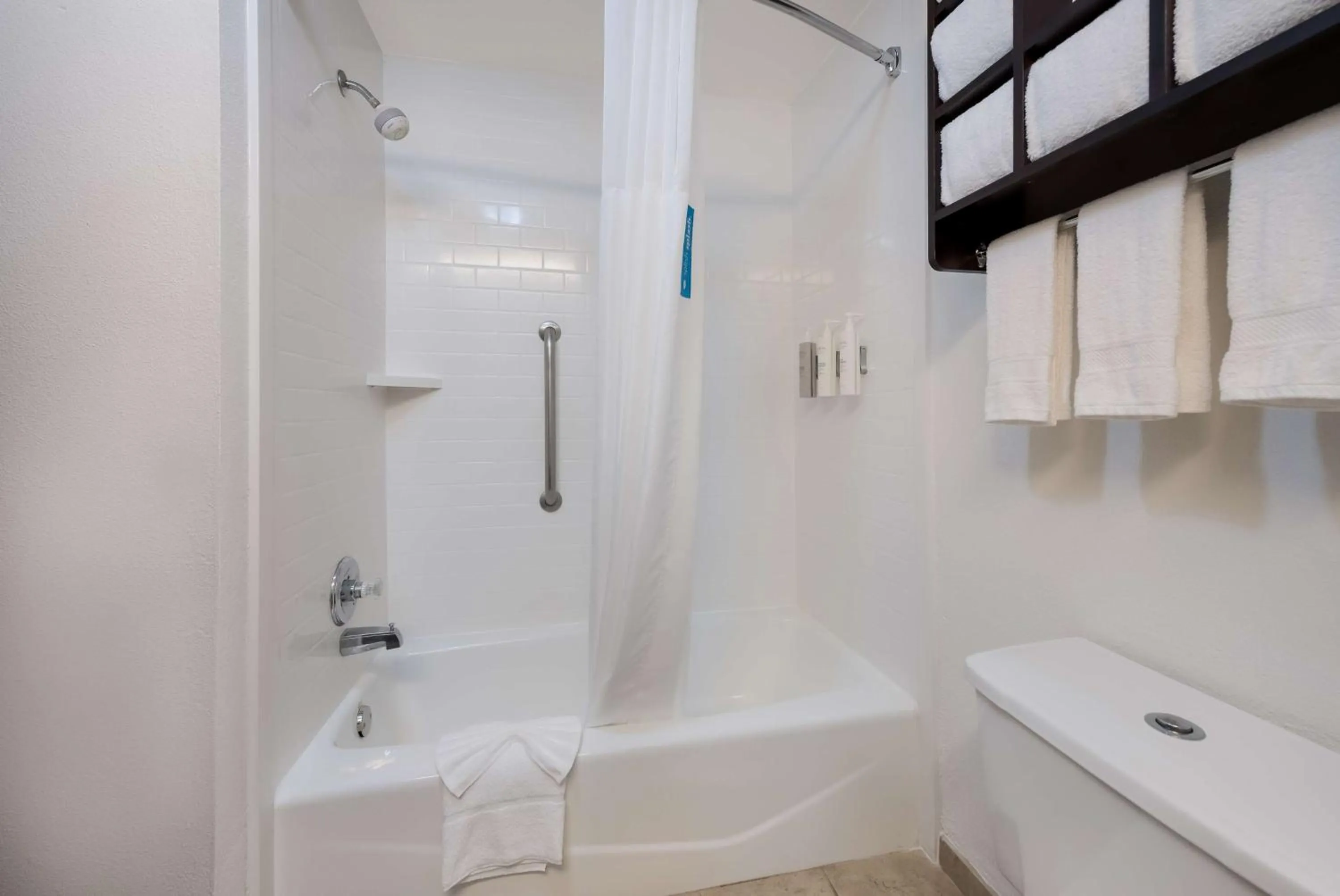 Bathroom in Hampton Inn Marshall