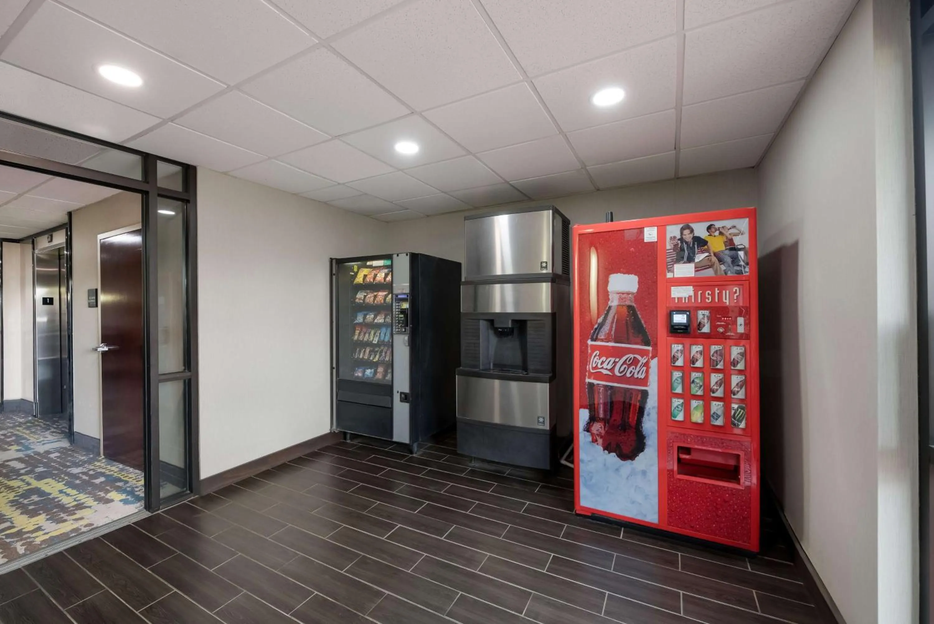 Dining area in Hampton Inn Marshall