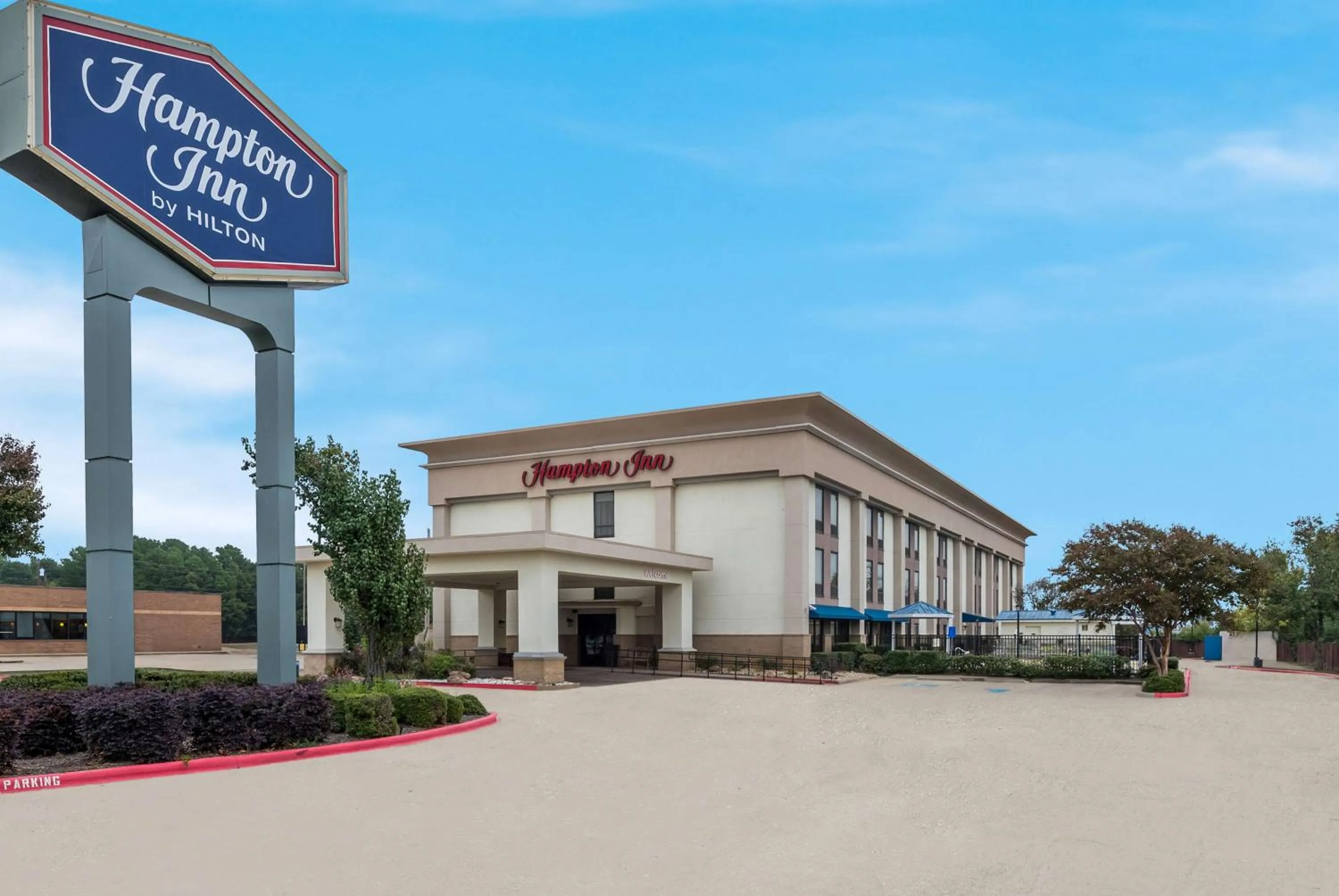 Property building in Hampton Inn Marshall