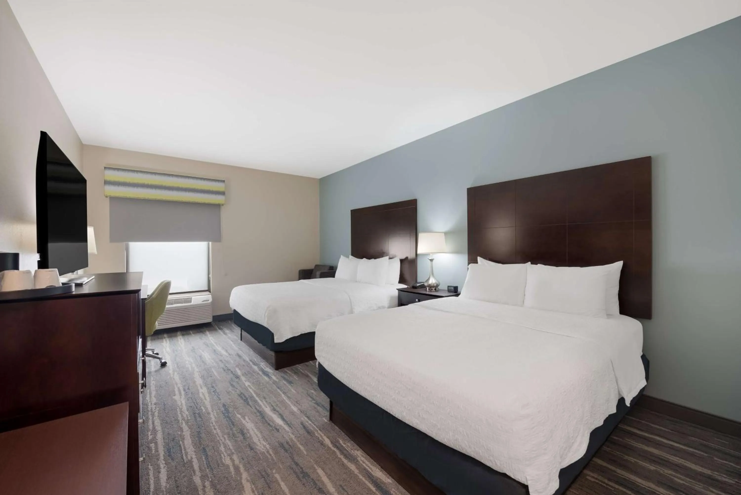 Bed in Hampton Inn Marshall