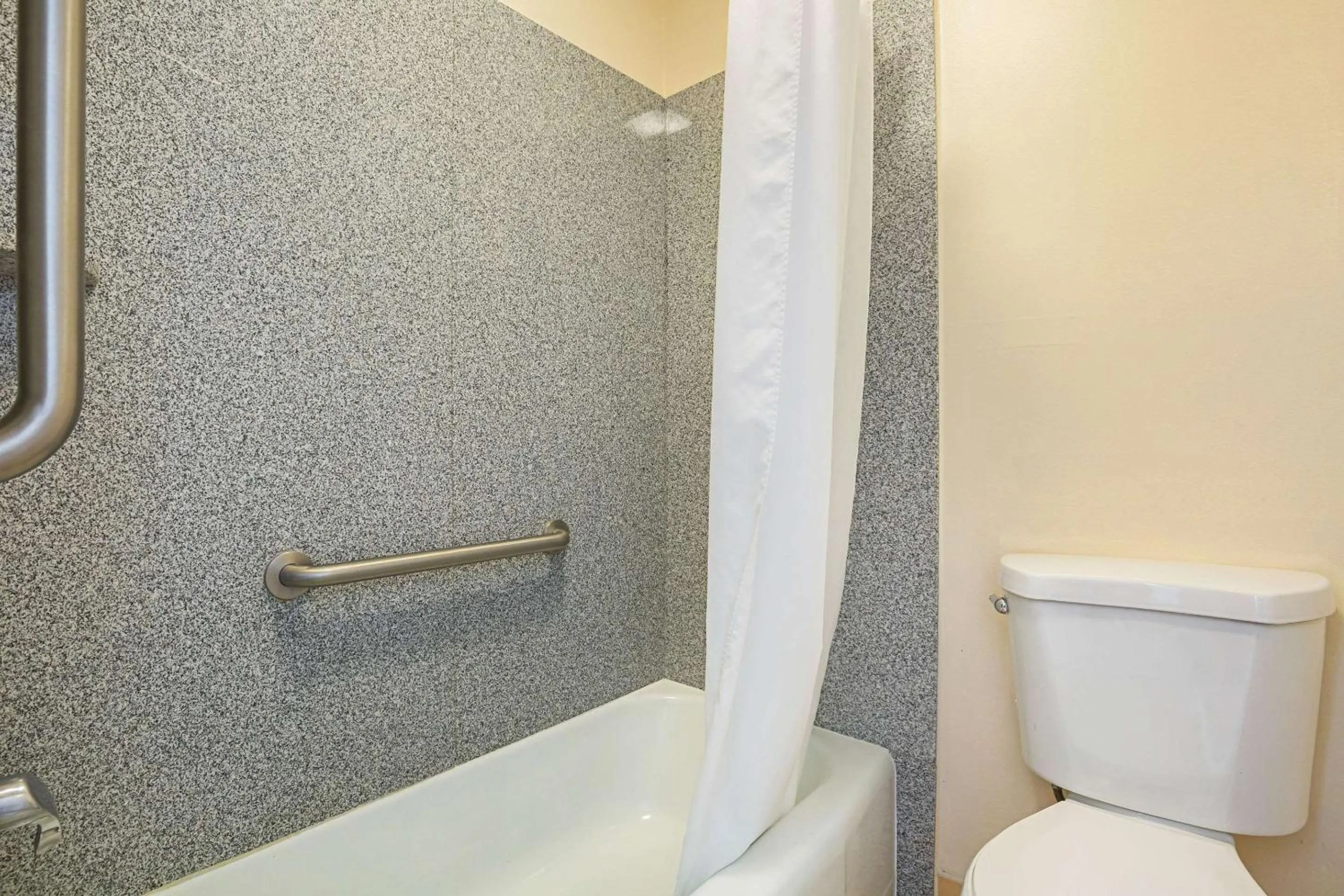 Bathroom in Rodeway Inn Cedar City