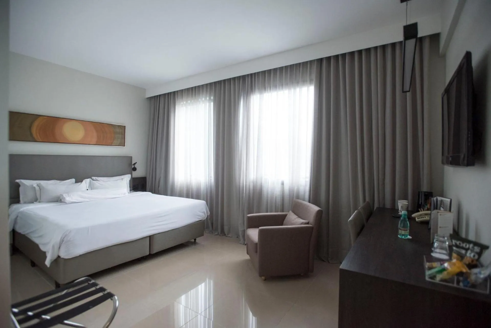 Photo of the whole room, Bed in Royal Collection Savassi