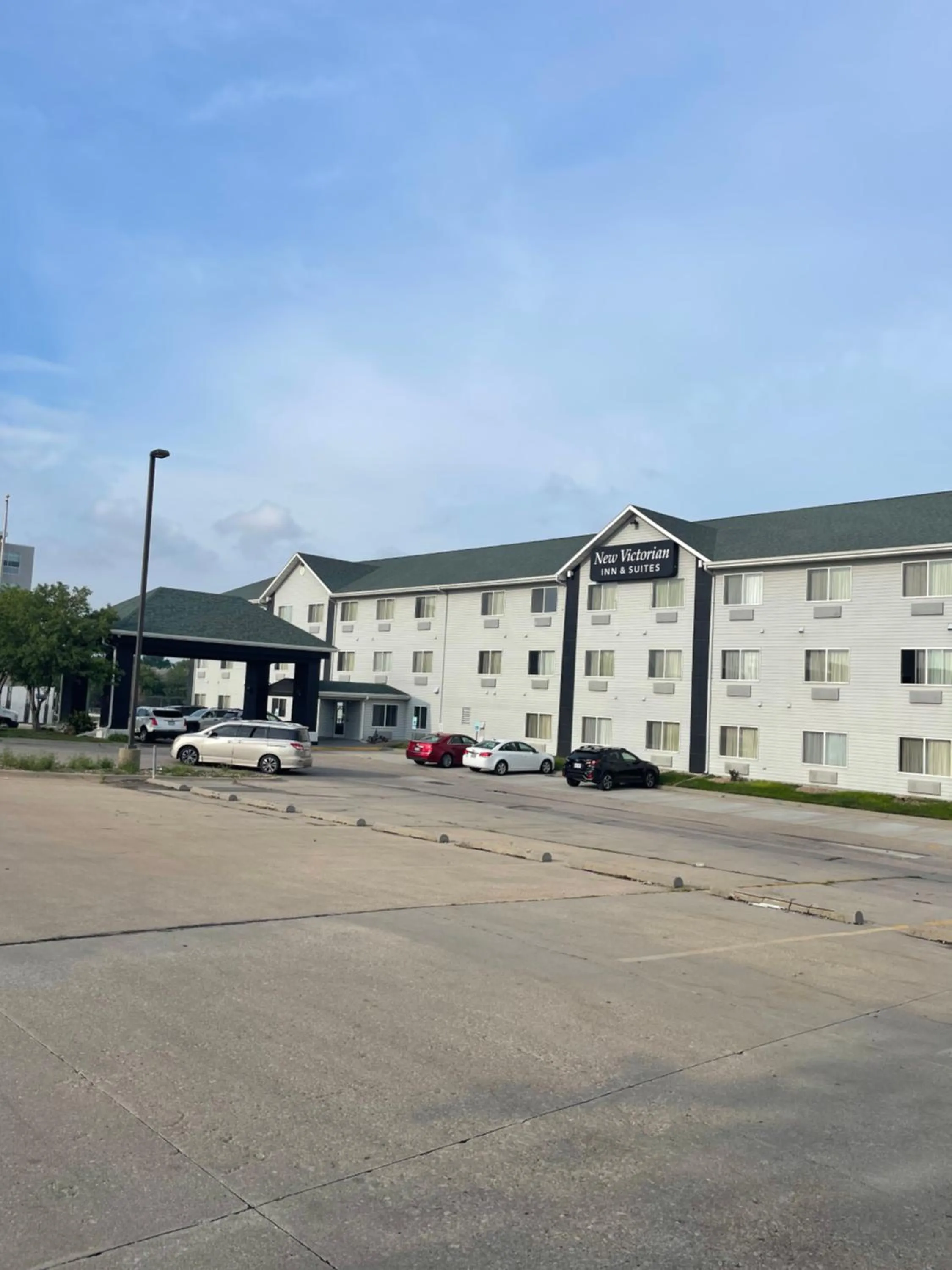 Property building in New Victorian Inn & Suites Lincoln