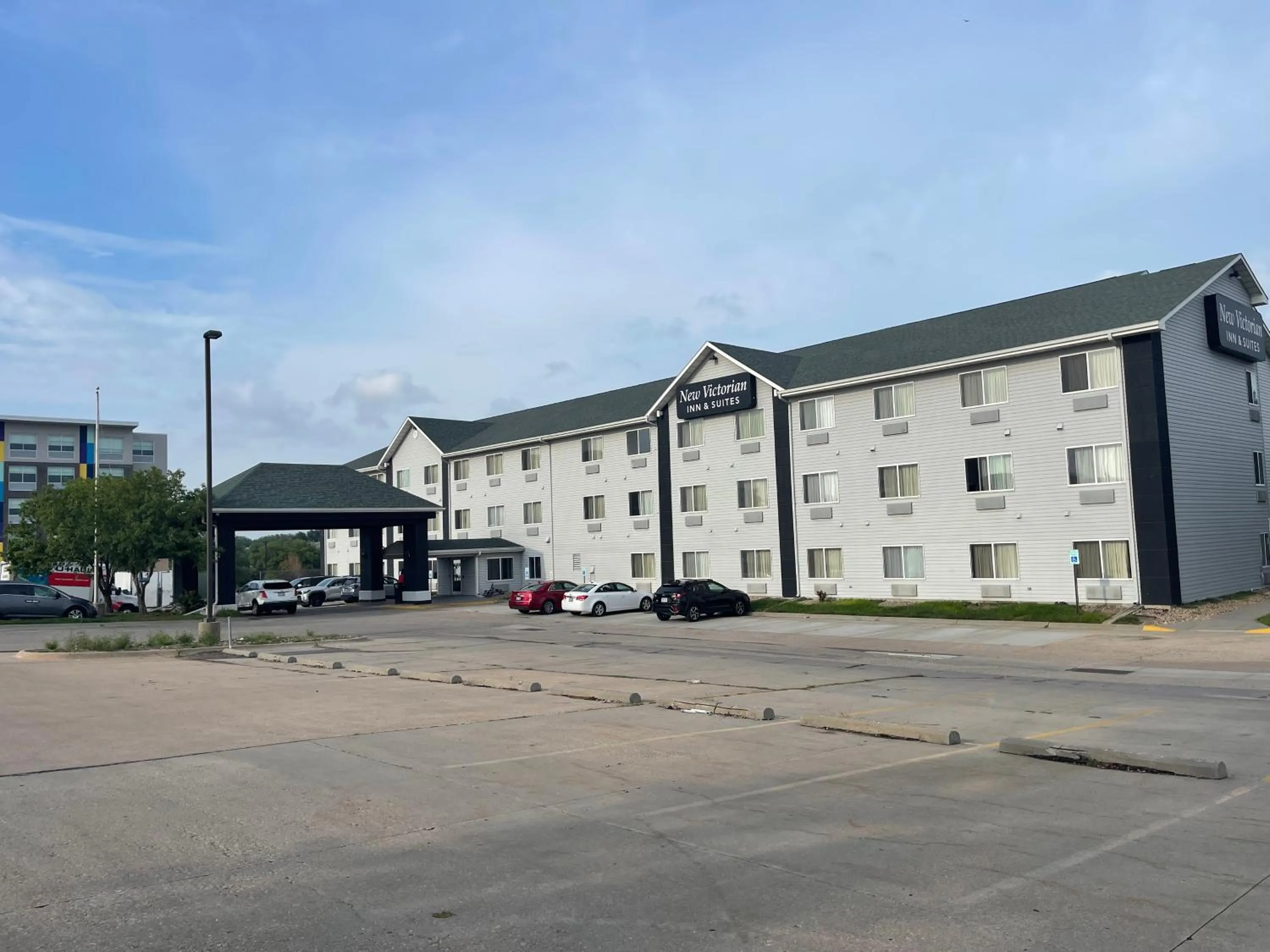 Property building in New Victorian Inn & Suites Lincoln