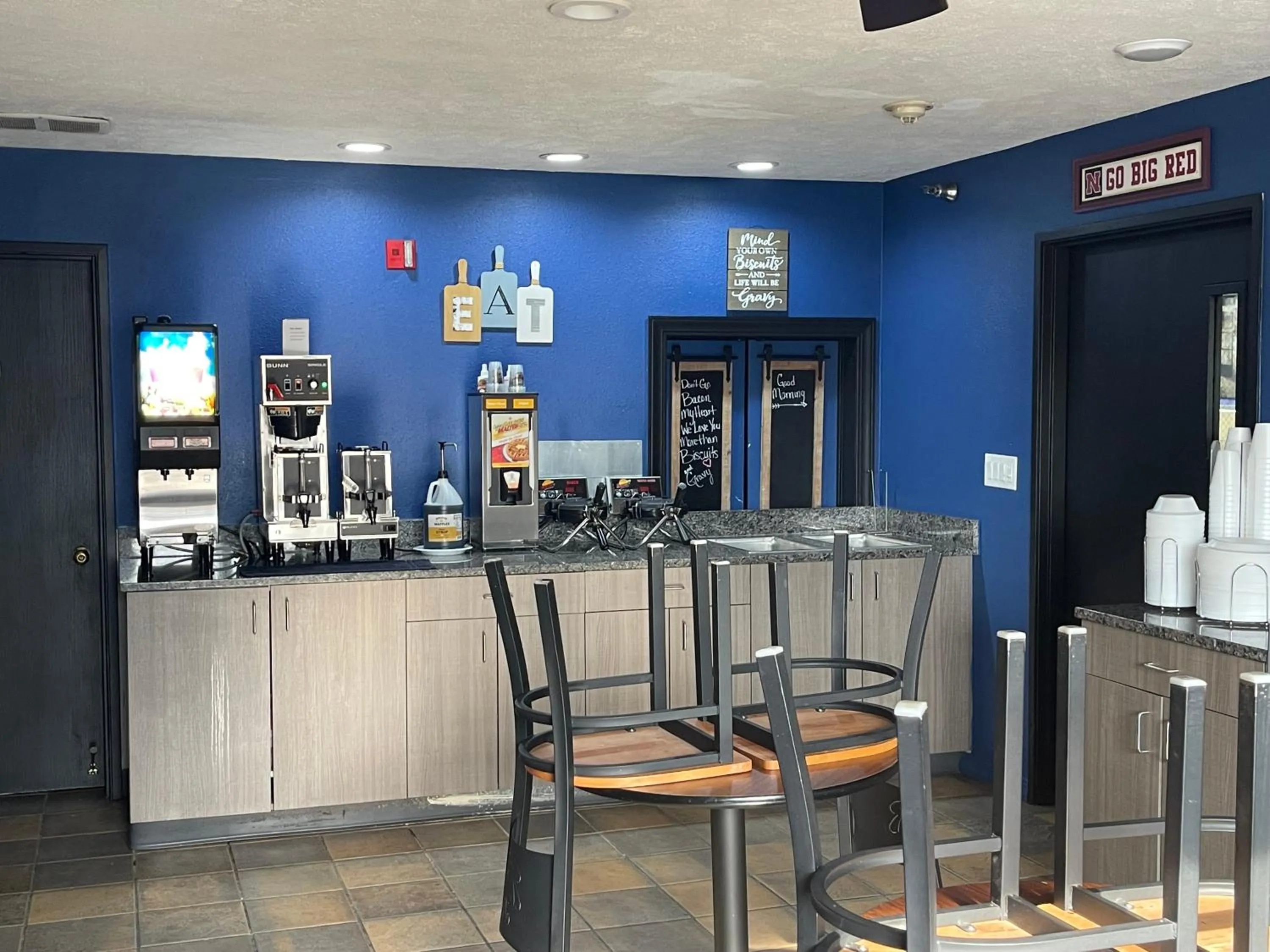 Kitchen or kitchenette in New Victorian Inn & Suites Lincoln